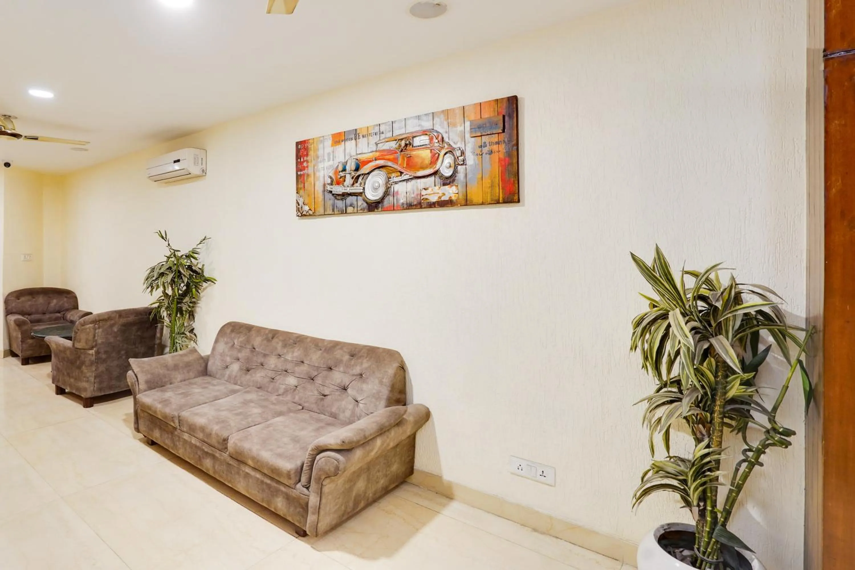 Restaurant/places to eat in Super Townhouse Oak Silver City Chowk Formerly HW Residency