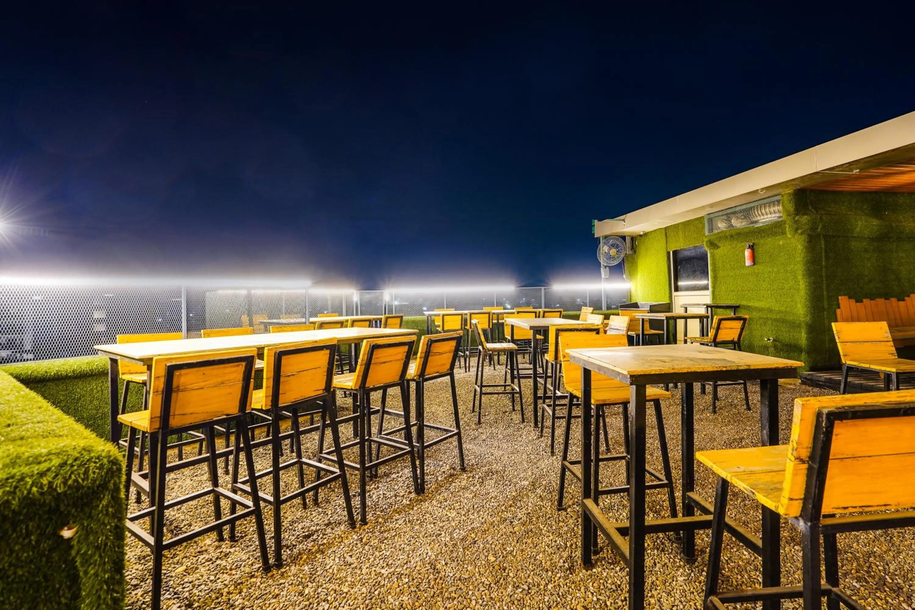 Restaurant/places to eat in Townhouse Oak Silver City Chowk Formerly HW Residency