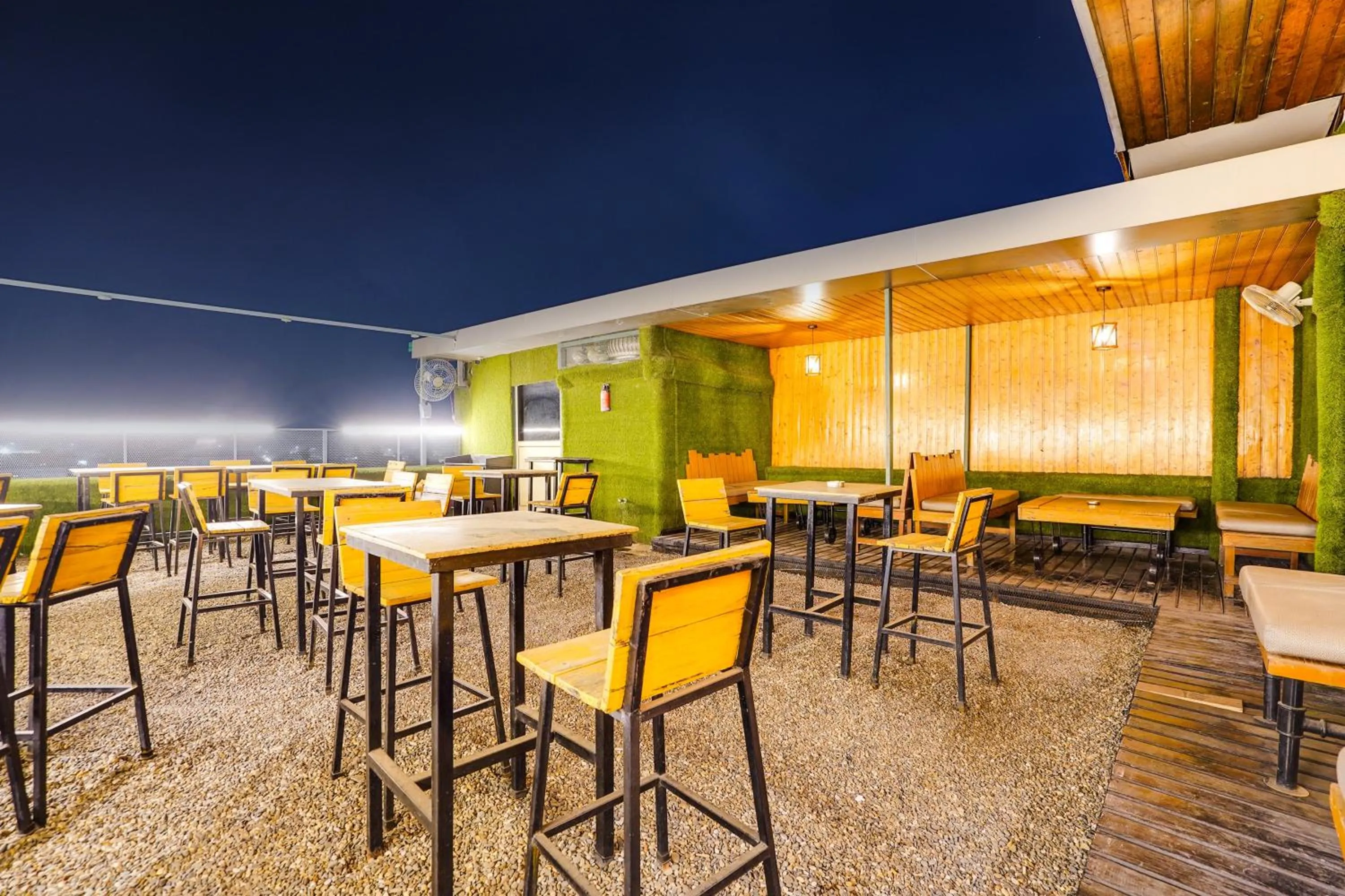 Restaurant/places to eat in Super Townhouse Oak Silver City Chowk Formerly HW Residency