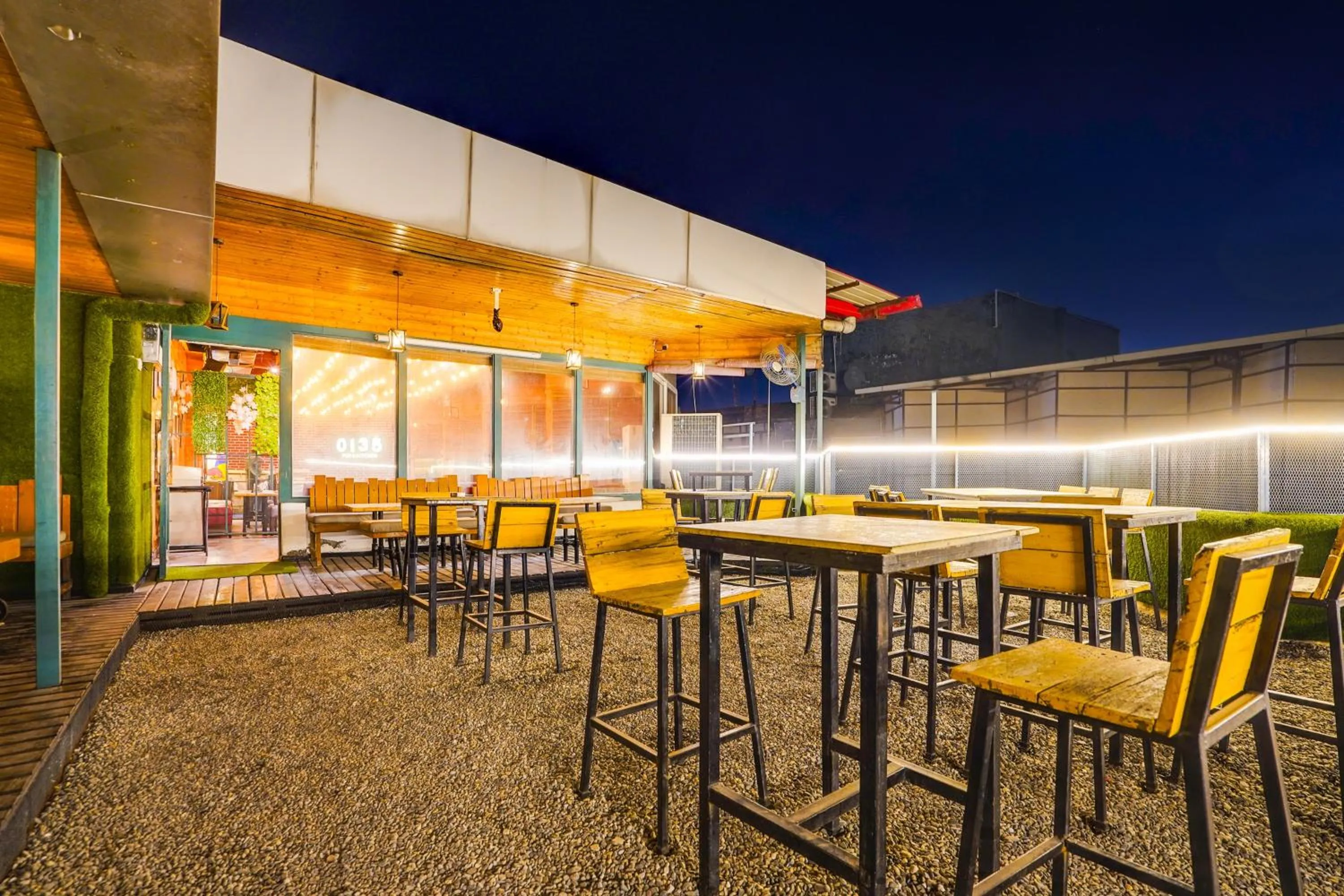 Restaurant/places to eat in Townhouse Oak Silver City Chowk Formerly HW Residency