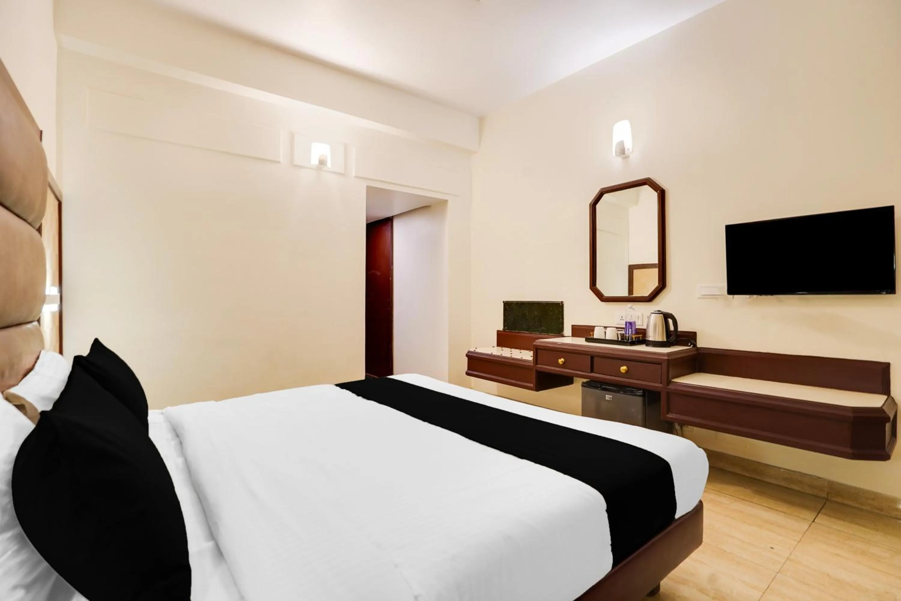 Bedroom, Bed in Super Townhouse Oak Silver City Chowk Formerly HW Residency