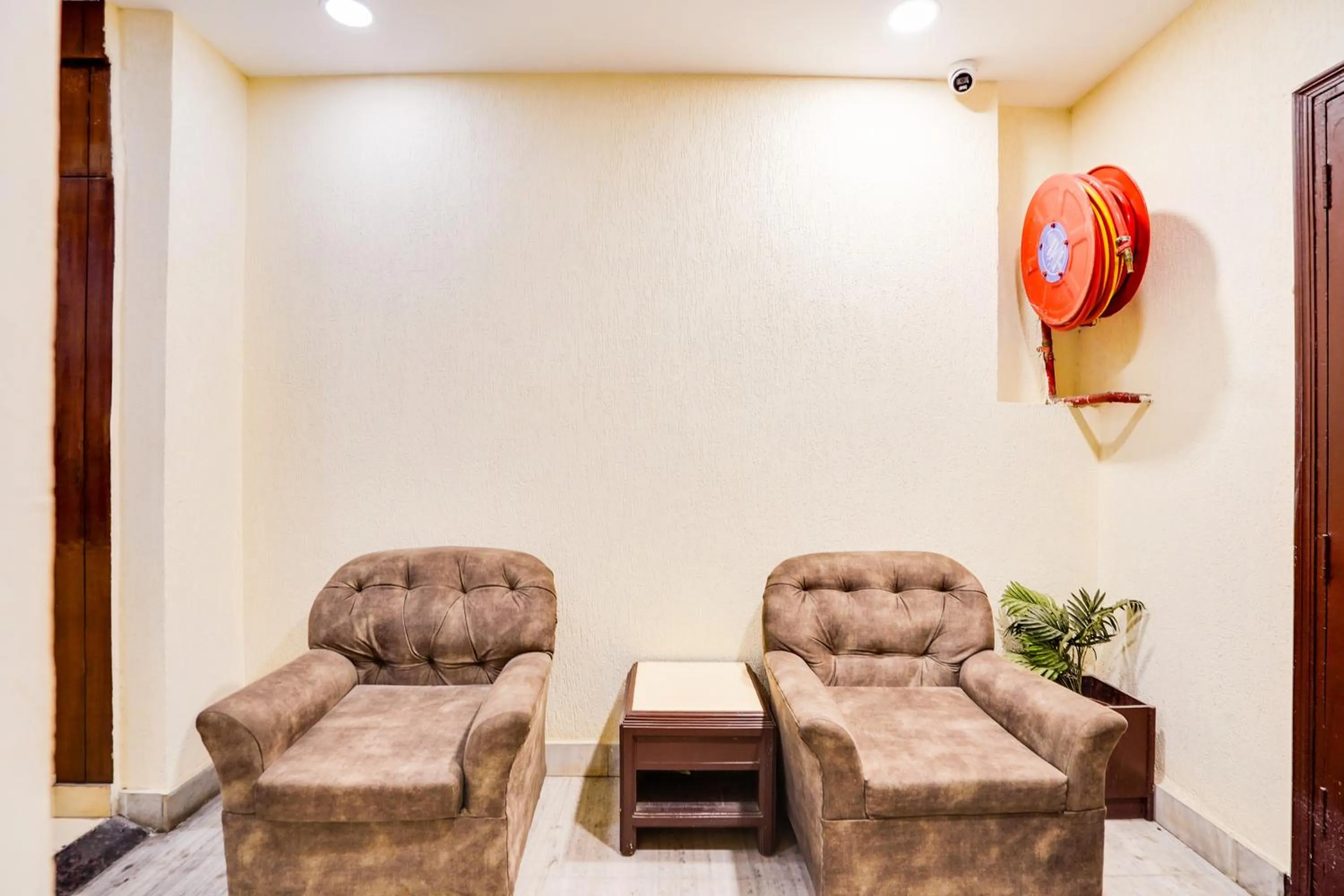 Restaurant/places to eat in Townhouse Oak Silver City Chowk Formerly HW Residency