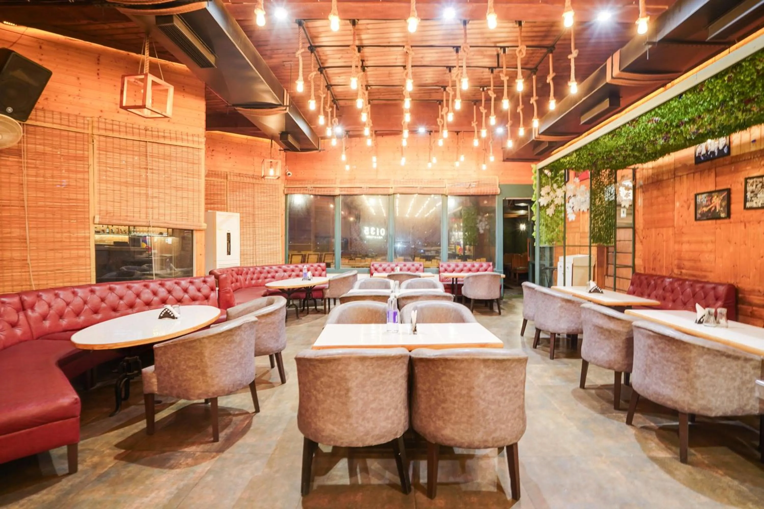 Restaurant/places to eat in Super Townhouse Oak Silver City Chowk Formerly HW Residency