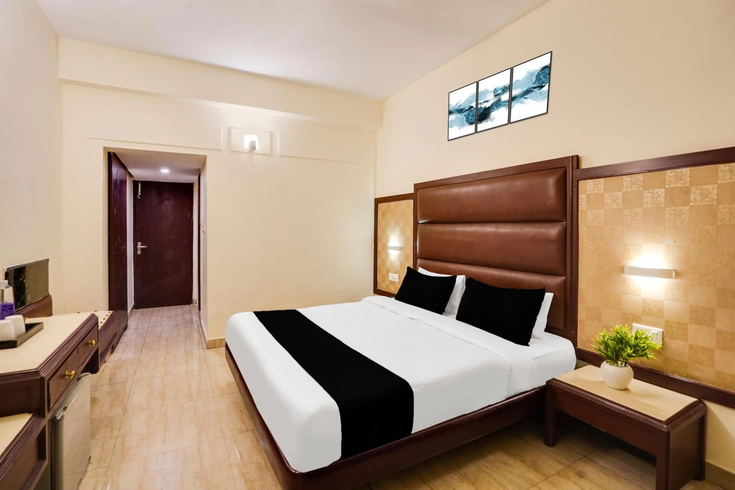 Bedroom, Bed in Super Townhouse Oak Silver City Chowk Formerly HW Residency