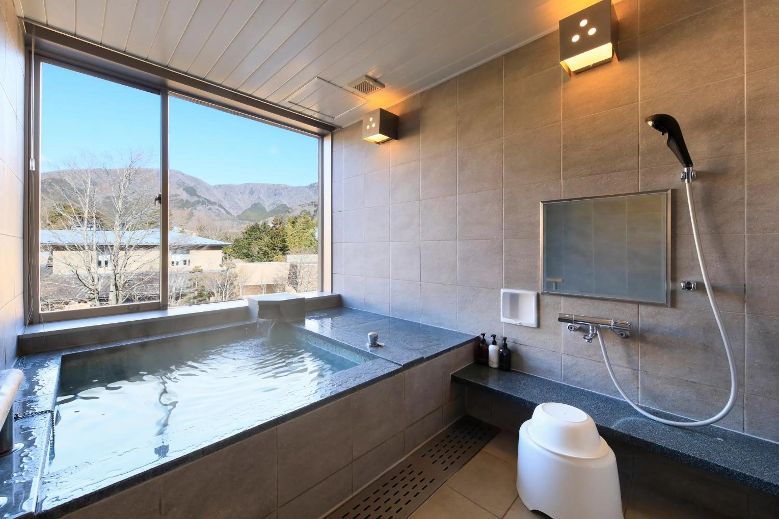 Hot Spring Bath in Hakone Hisui