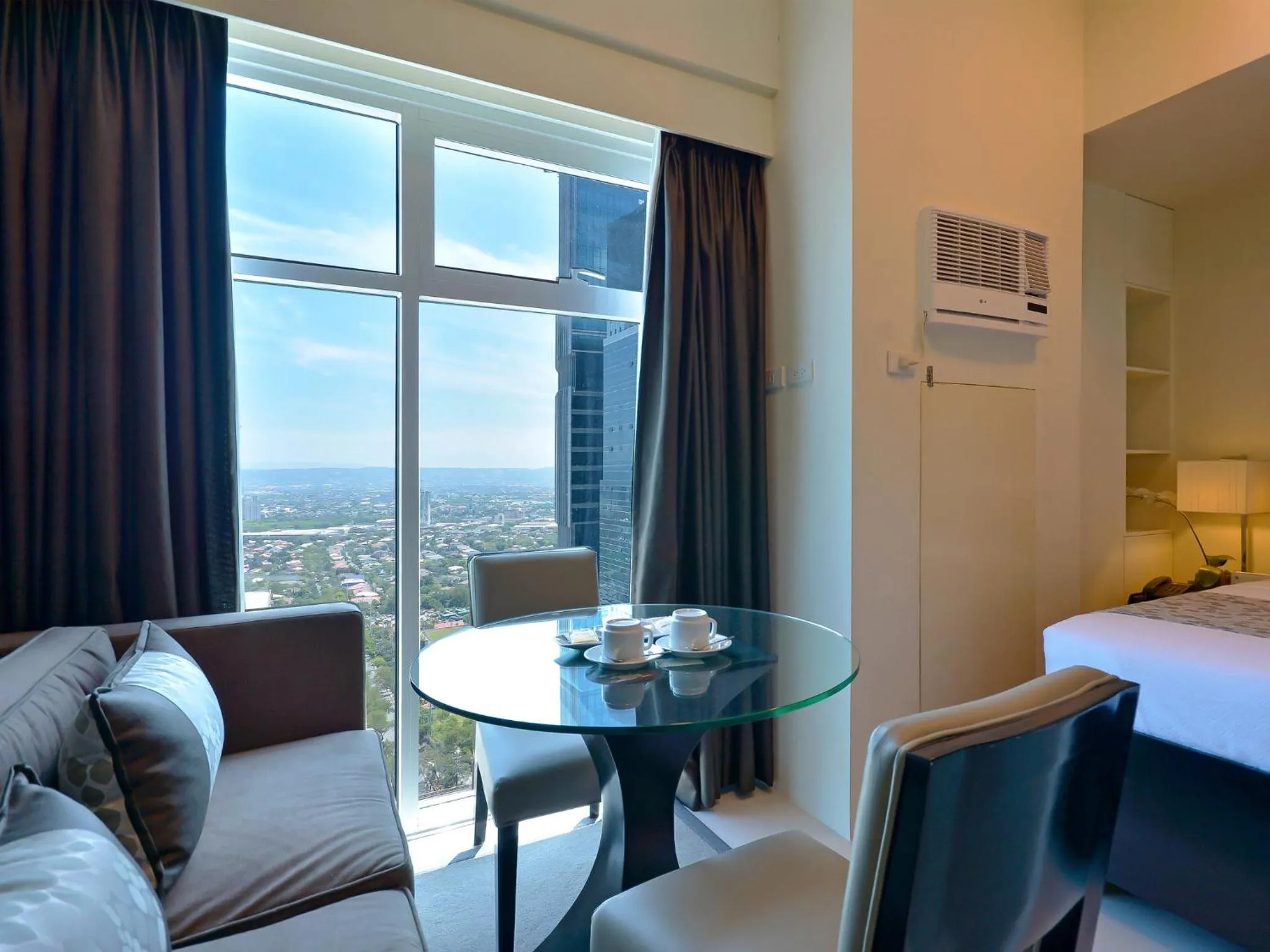 Dining area, Bed in Currency Serviced Suites