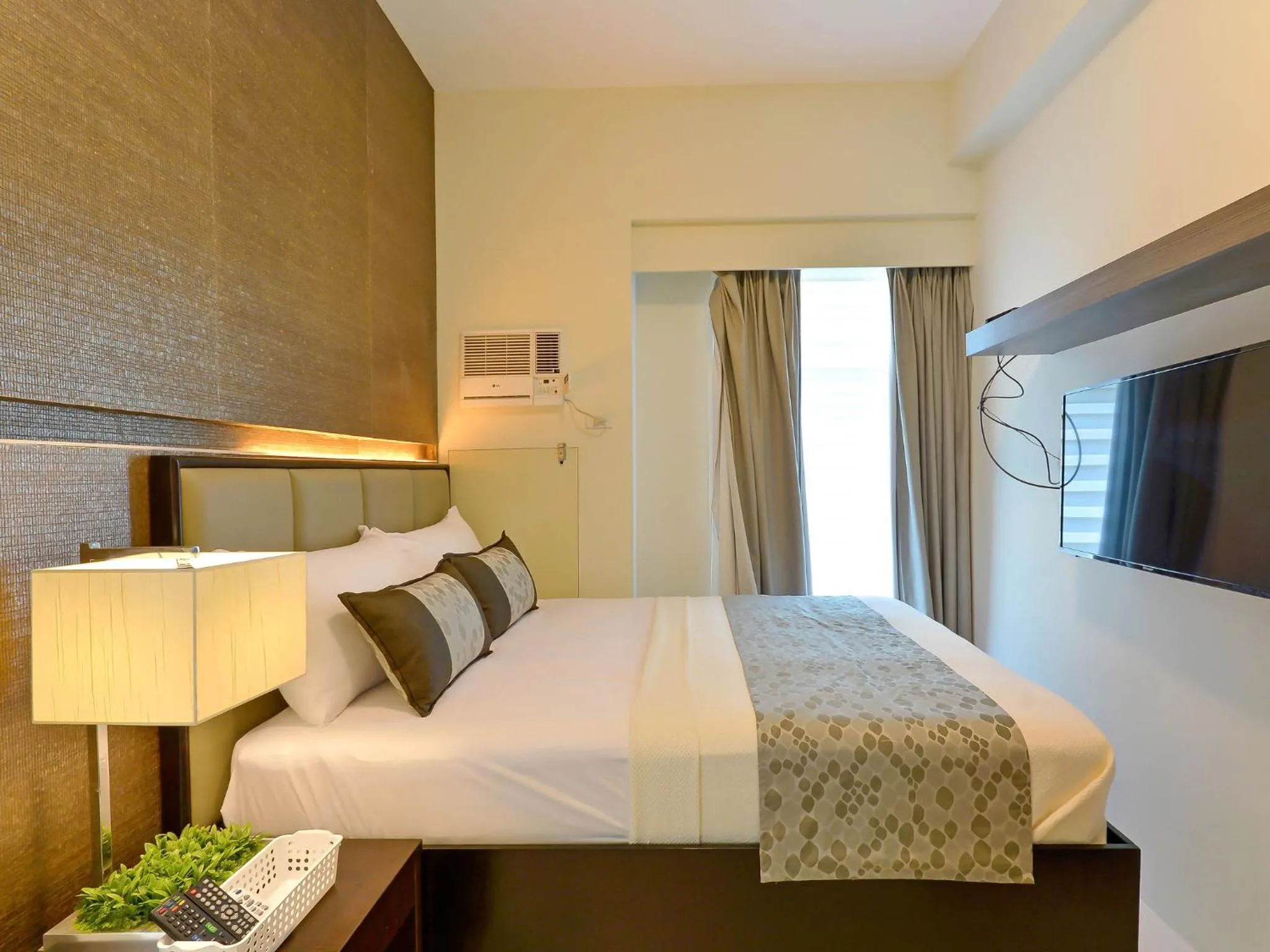 Bedroom, Bed in Currency Serviced Suites