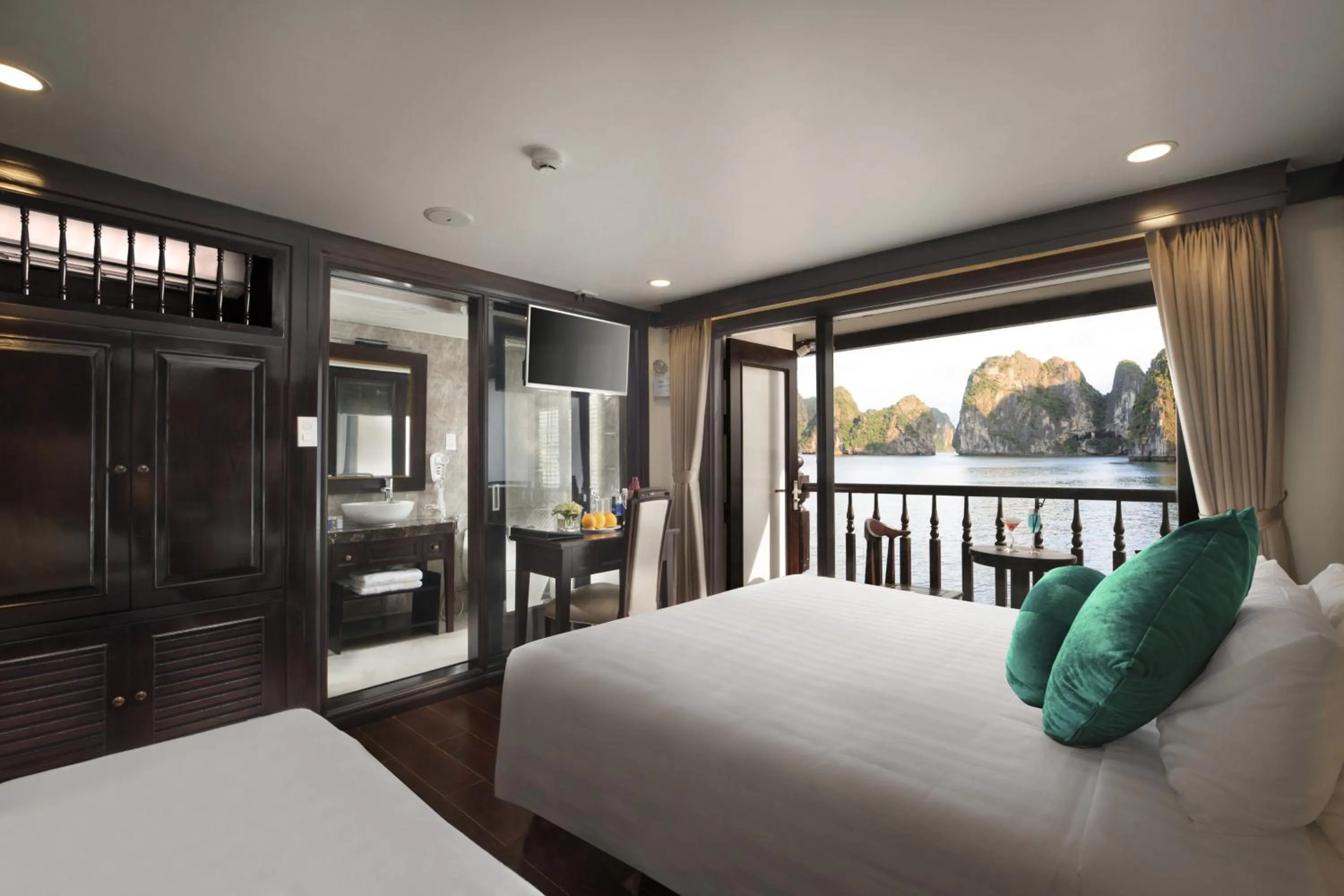 Bed in Alisa Cruise Halong
