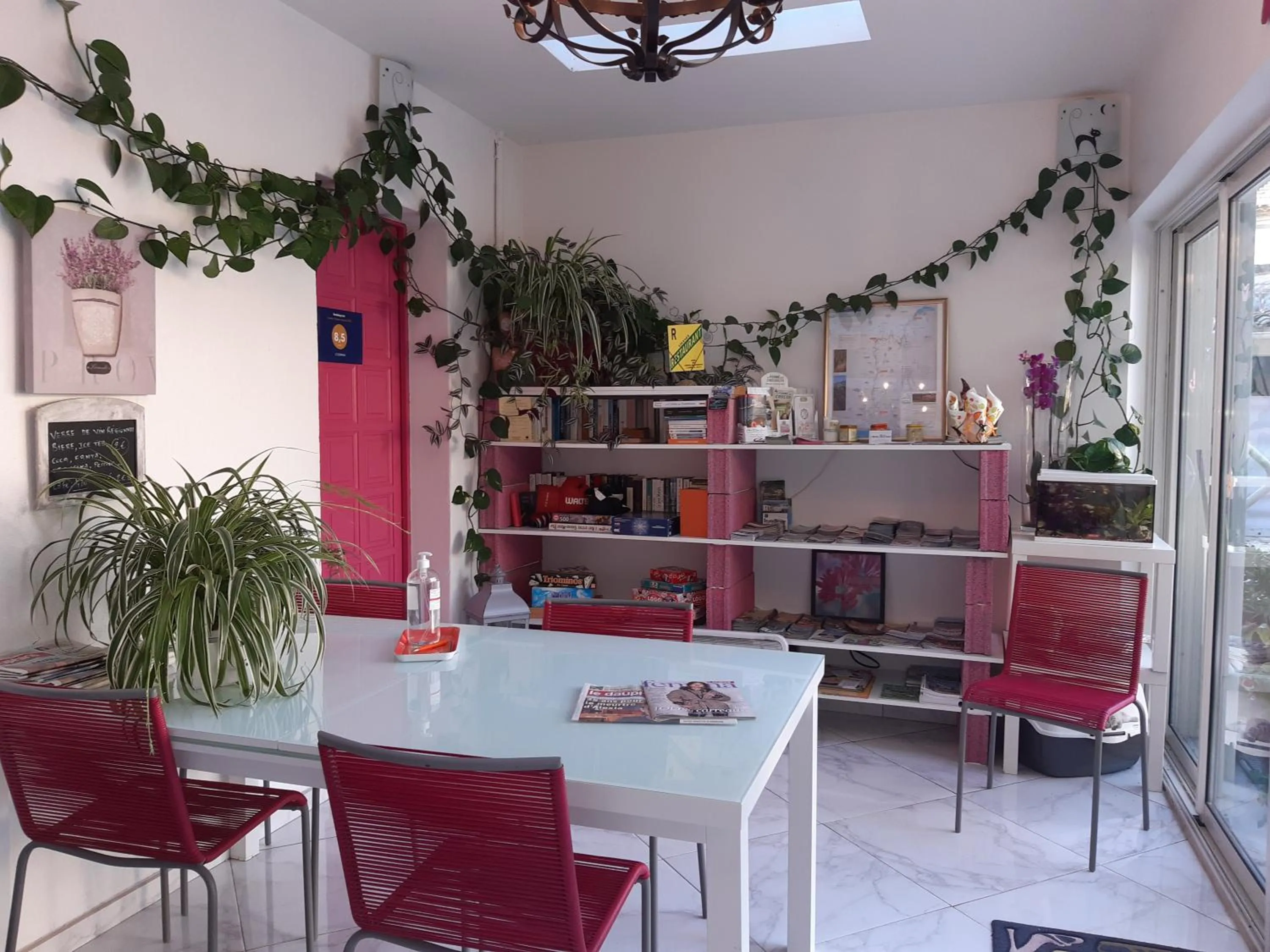 Communal lounge/ TV room in Louminai