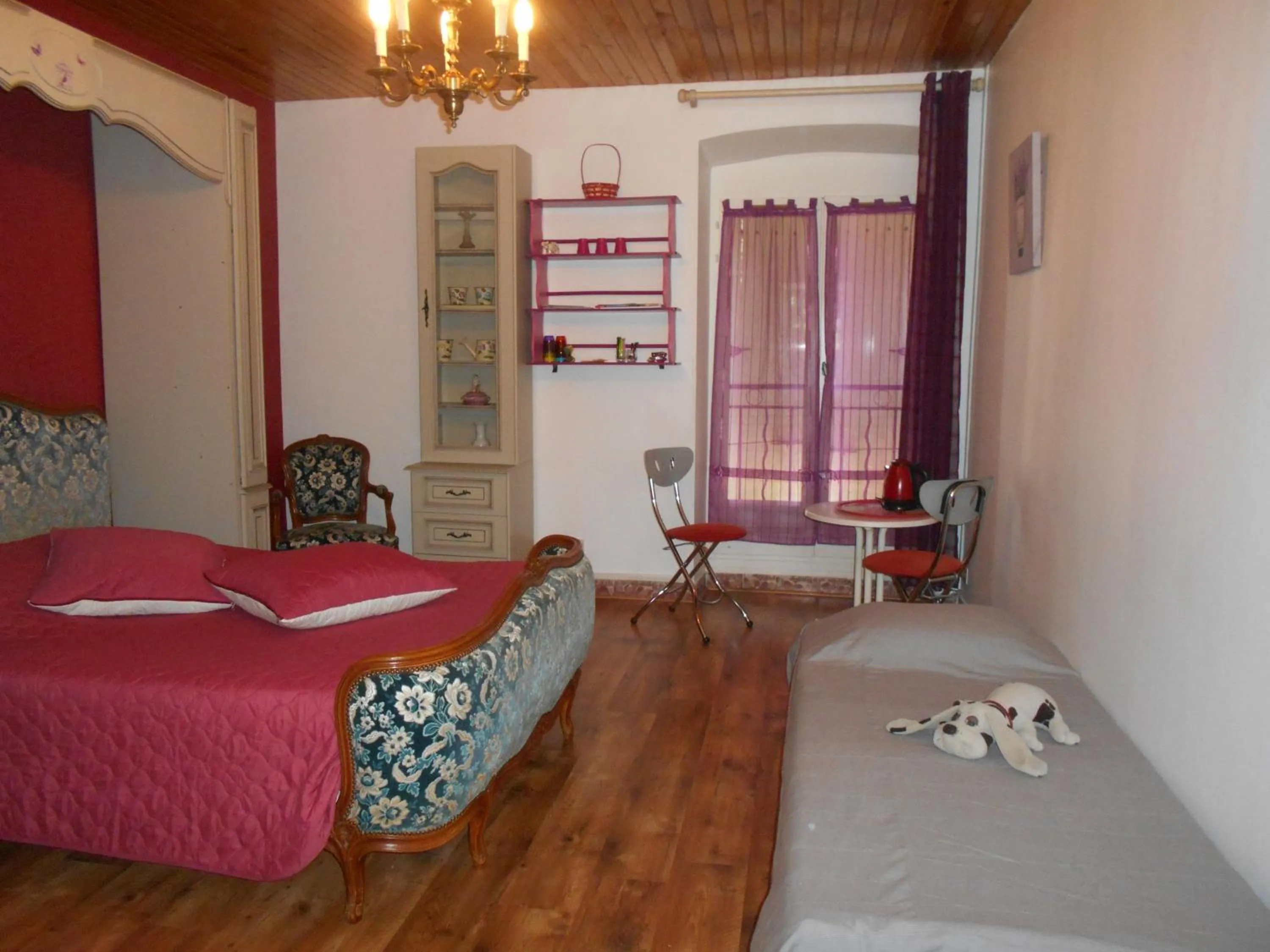 Photo of the whole room in Louminai