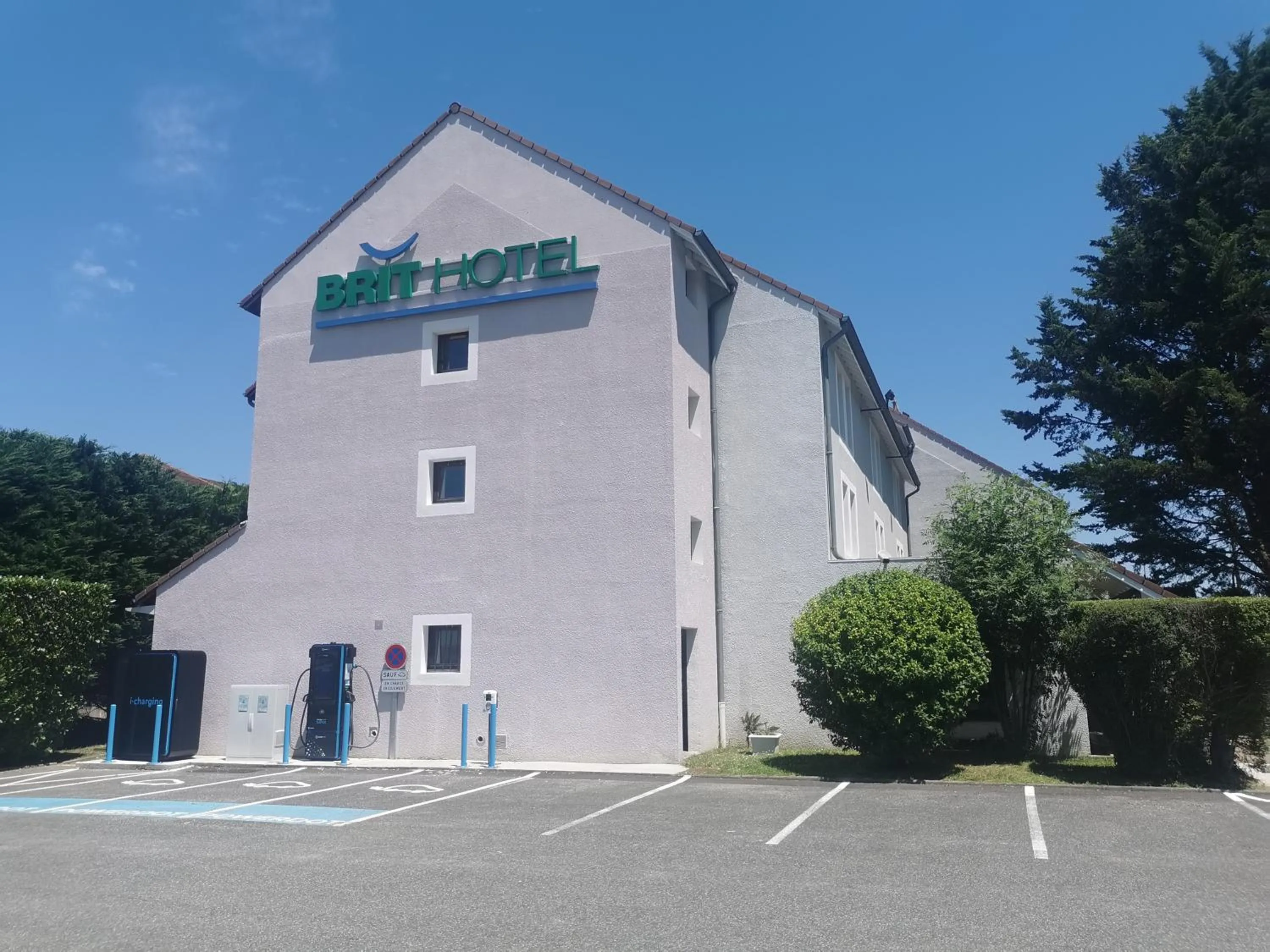Facade/entrance in Brit Hotel Confort Pau Lons