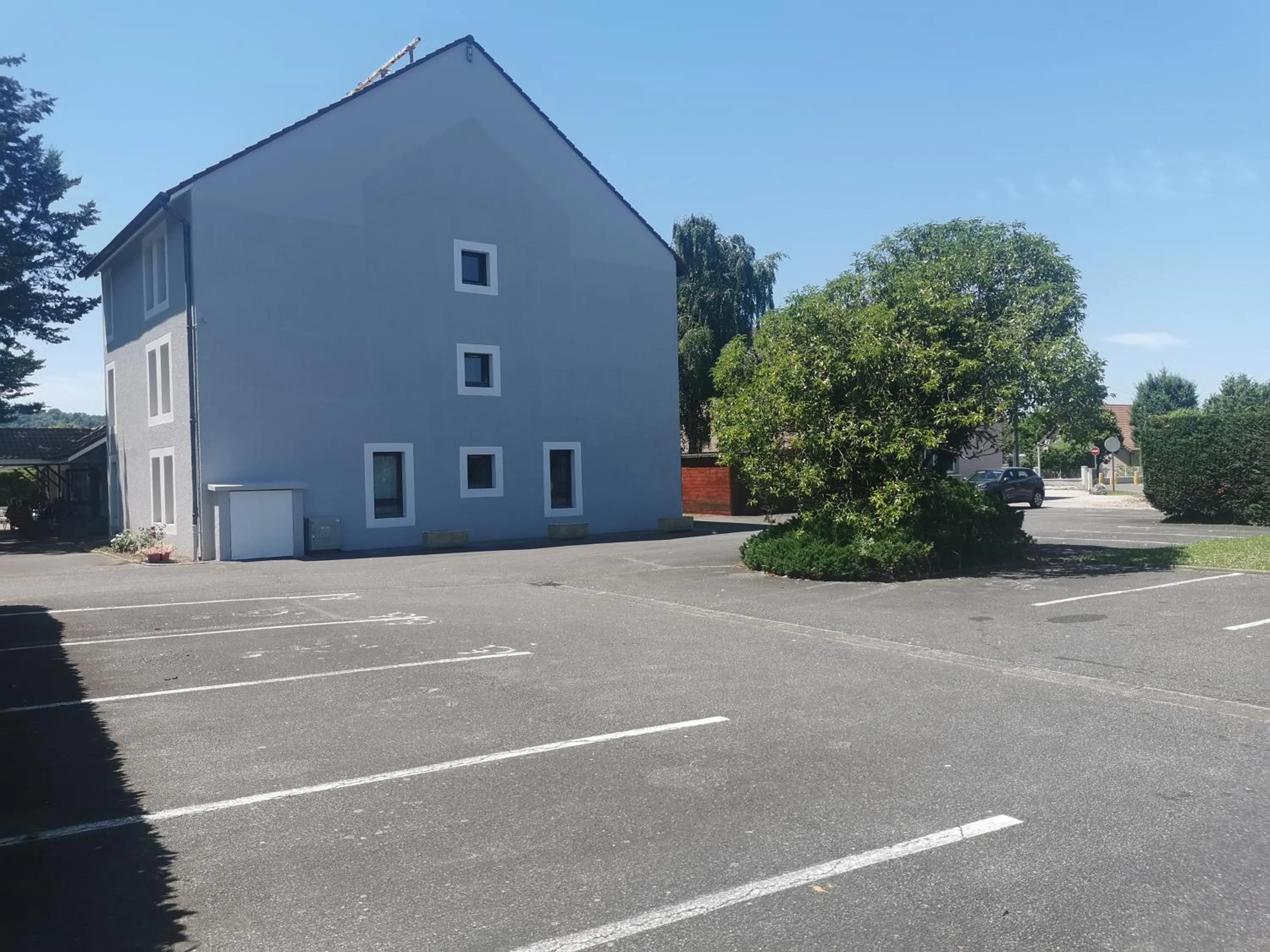 Parking in Brit Hotel Confort Pau Lons