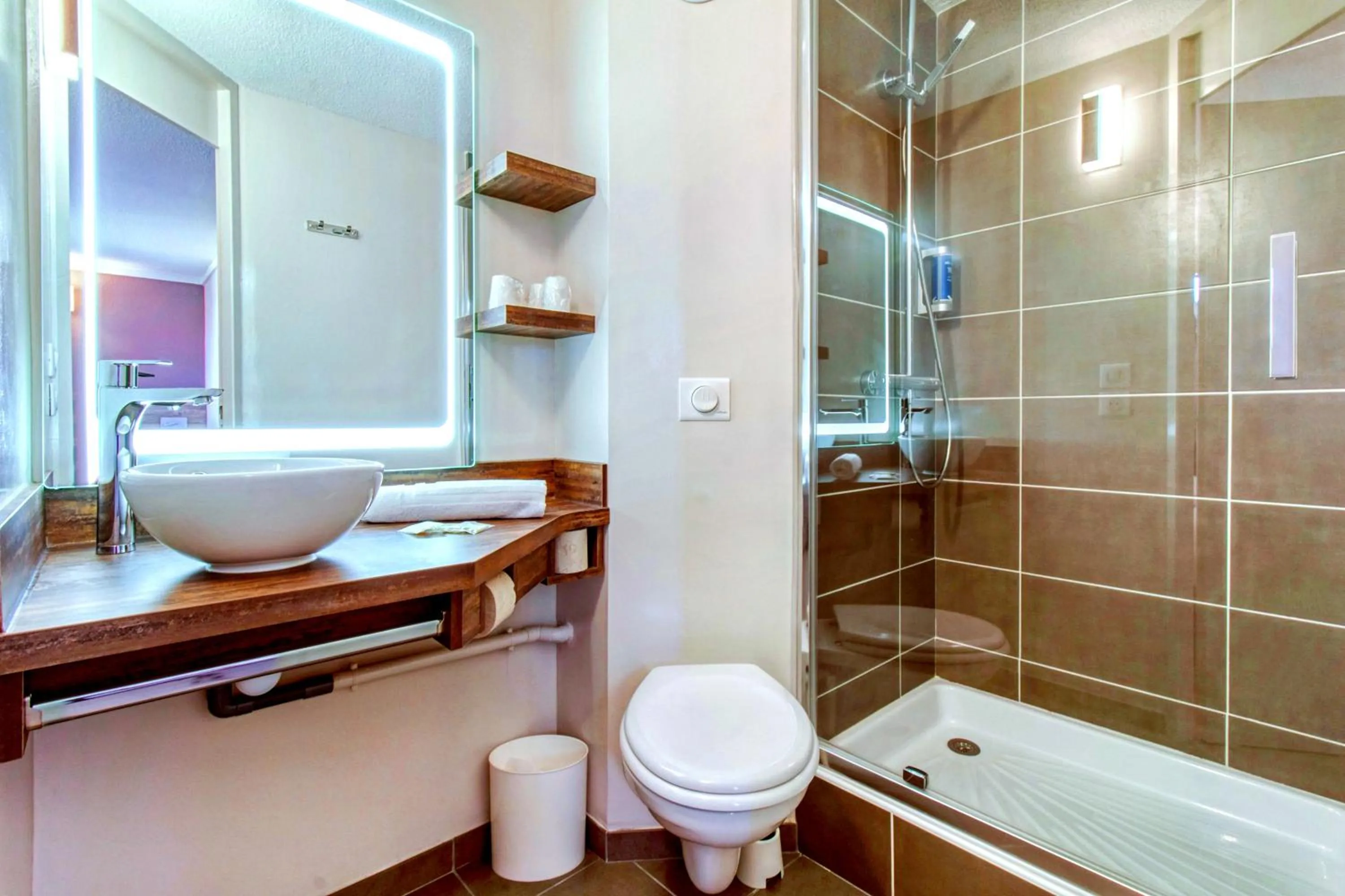 Bathroom in Brit Hotel Confort Pau Lons