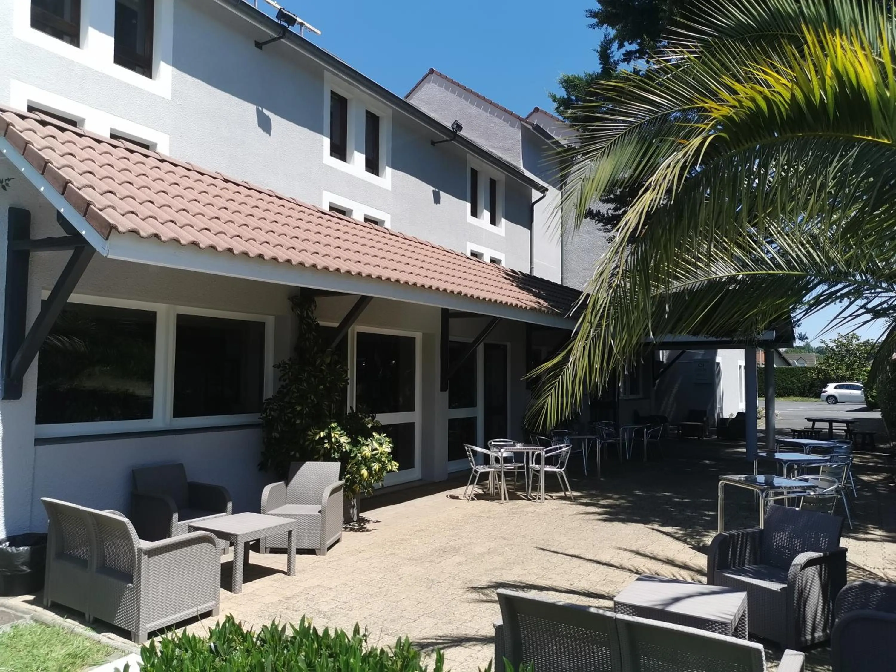 Patio in Brit Hotel Confort Pau Lons