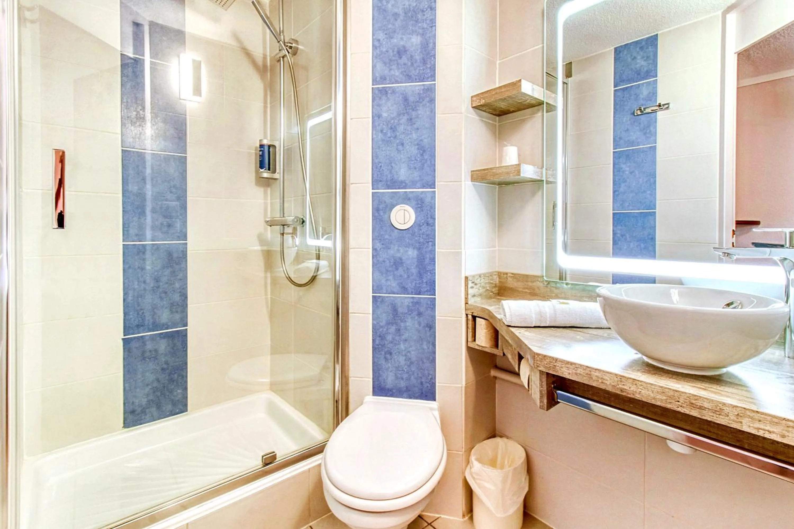 Bathroom in Brit Hotel Confort Pau Lons