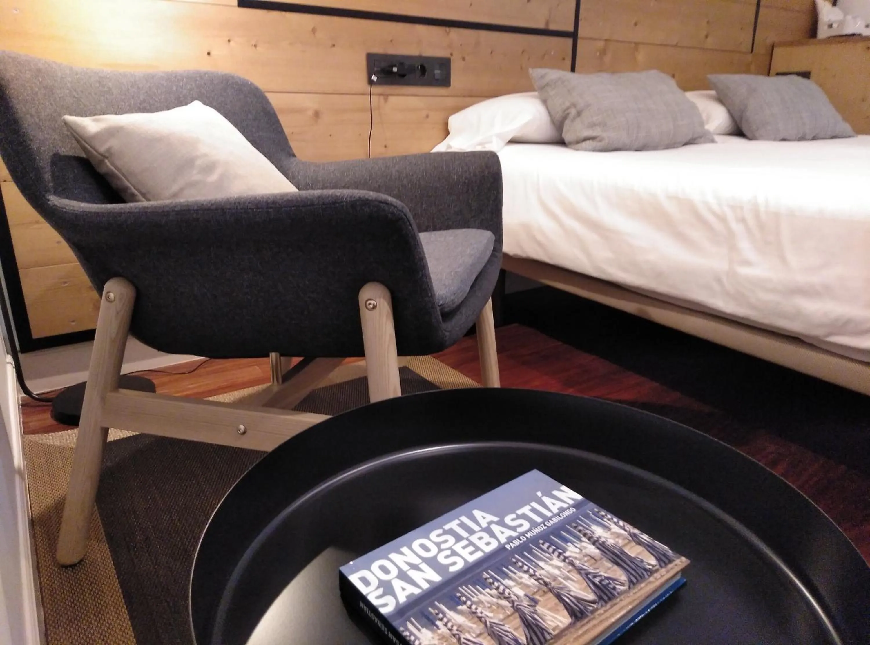 Living room, Bed in Pensión La Perla