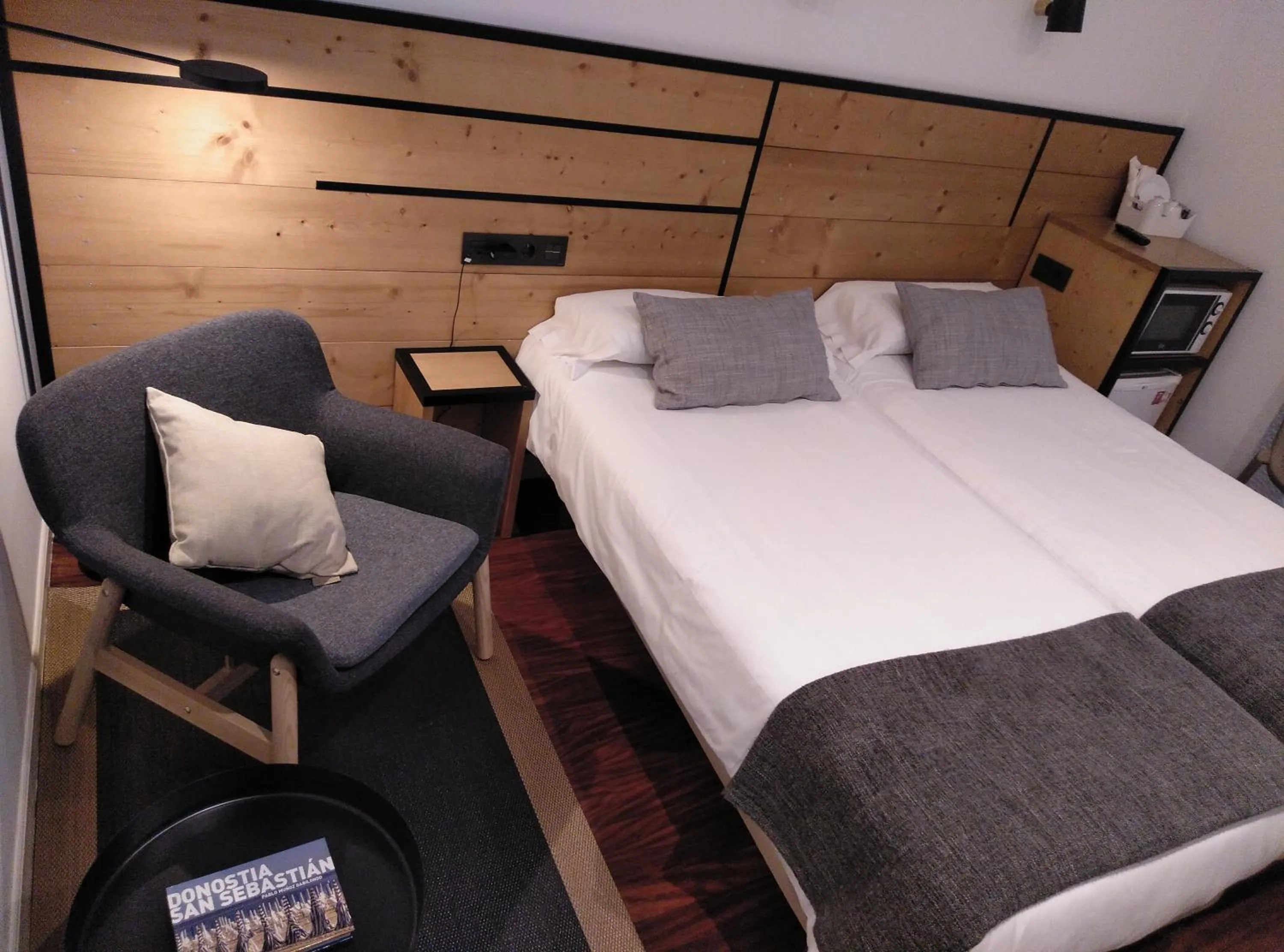 Living room, Bed in Pensión La Perla