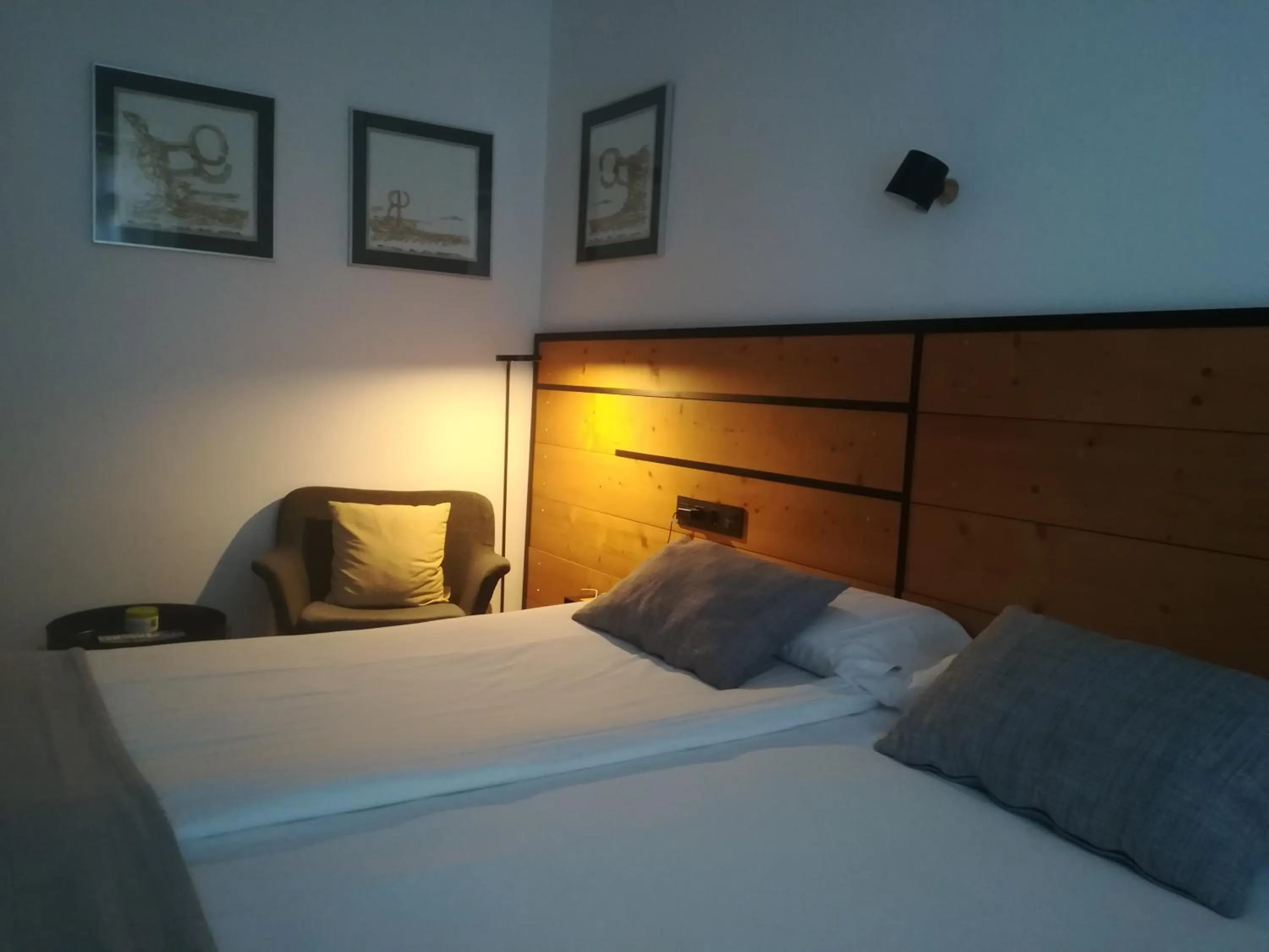 Living room, Bed in Pensión La Perla