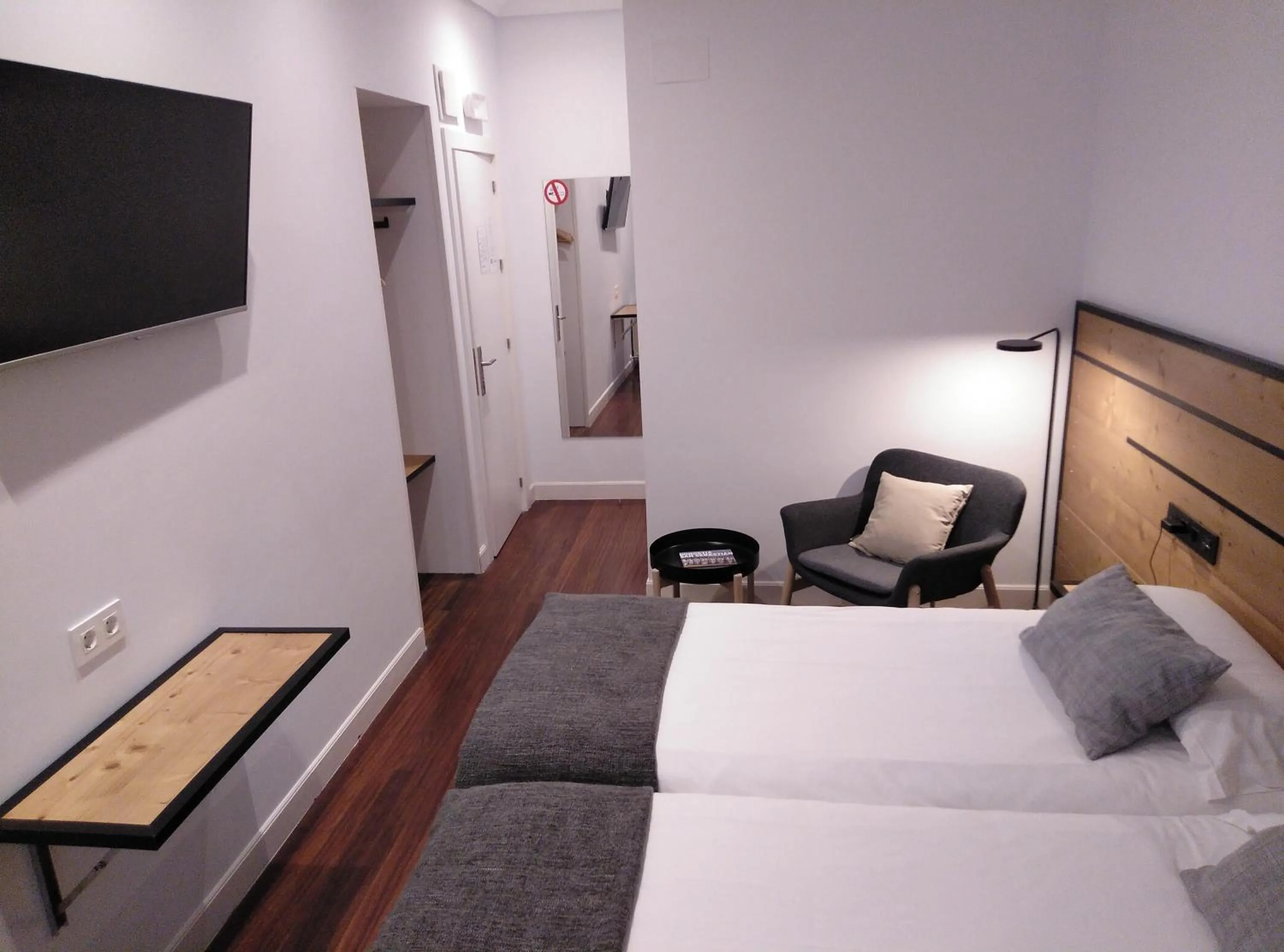 Living room, Bed in Pensión La Perla