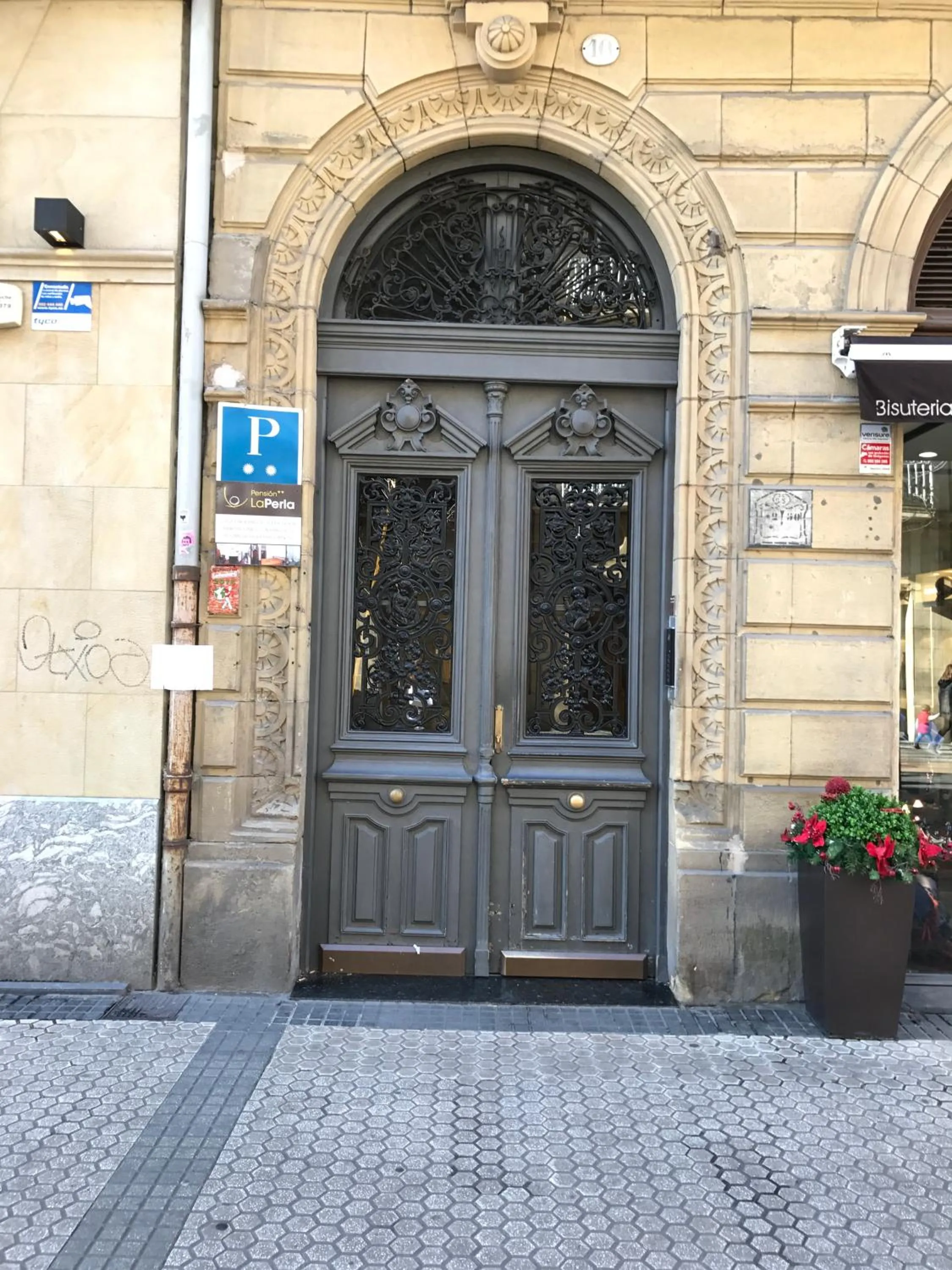 Facade/entrance in Pensión La Perla