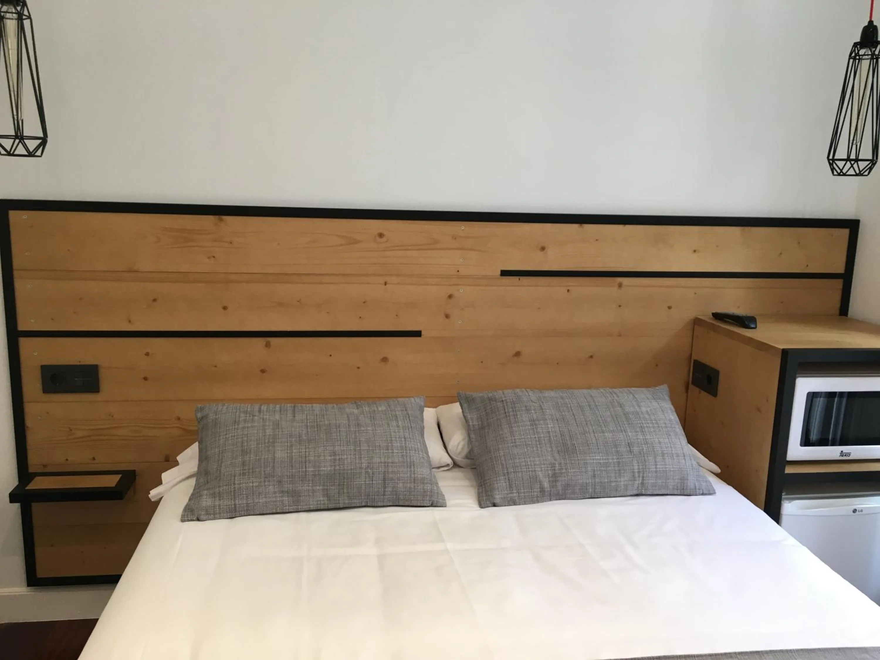 Photo of the whole room, Bed in Pensión La Perla