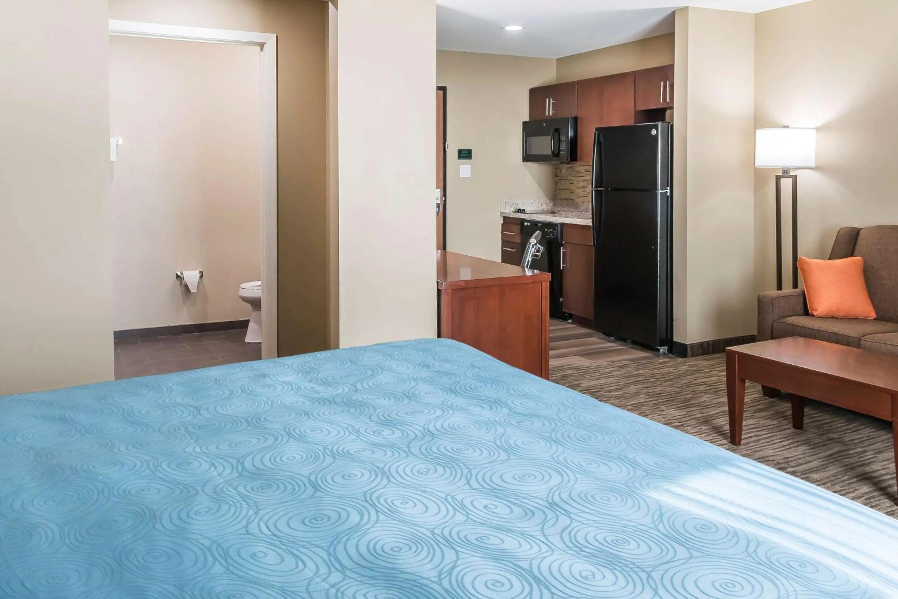 Photo of the whole room, Bed in MainStay Suites Edinburg South