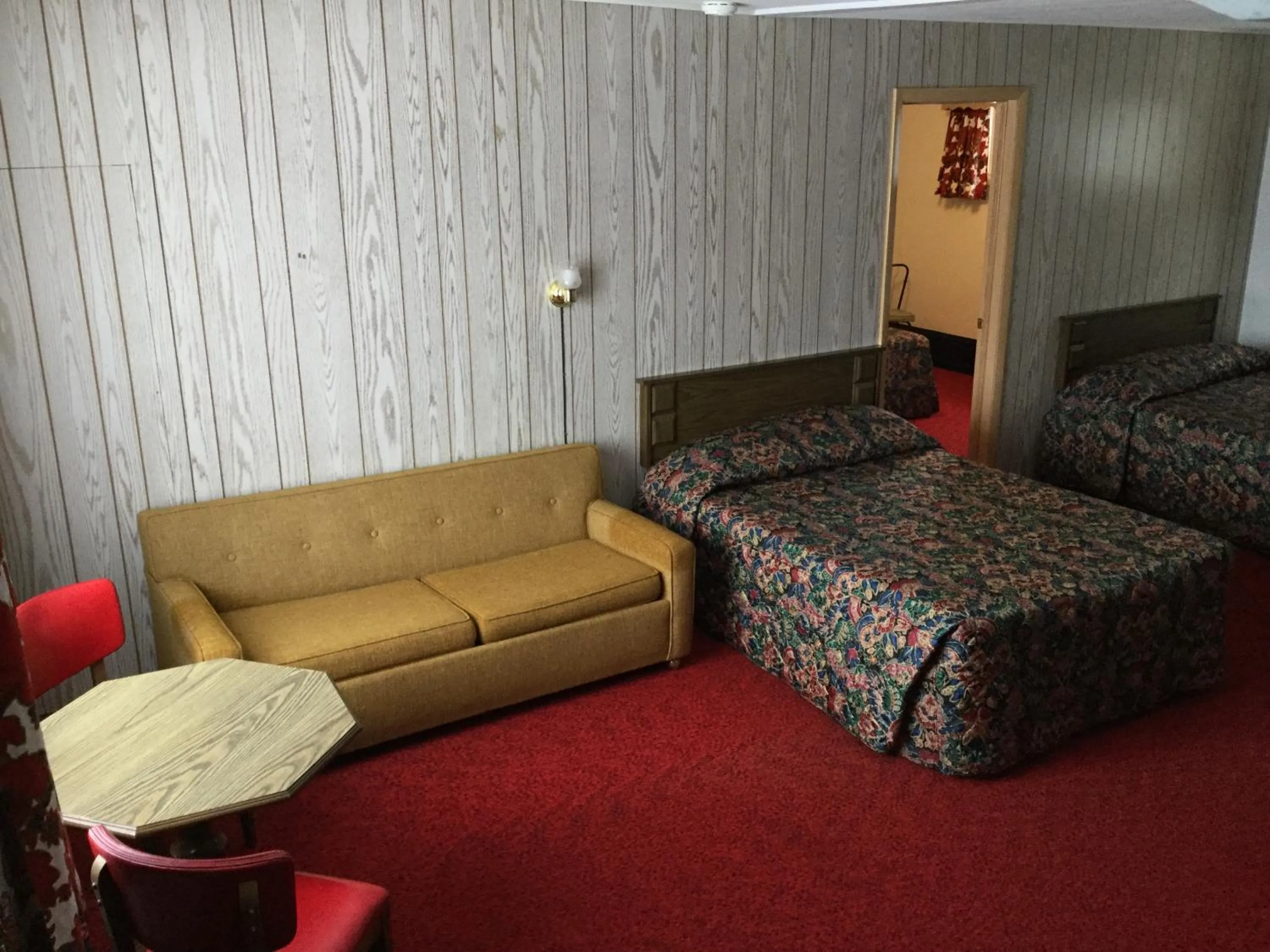 Bed in Cedars Motel