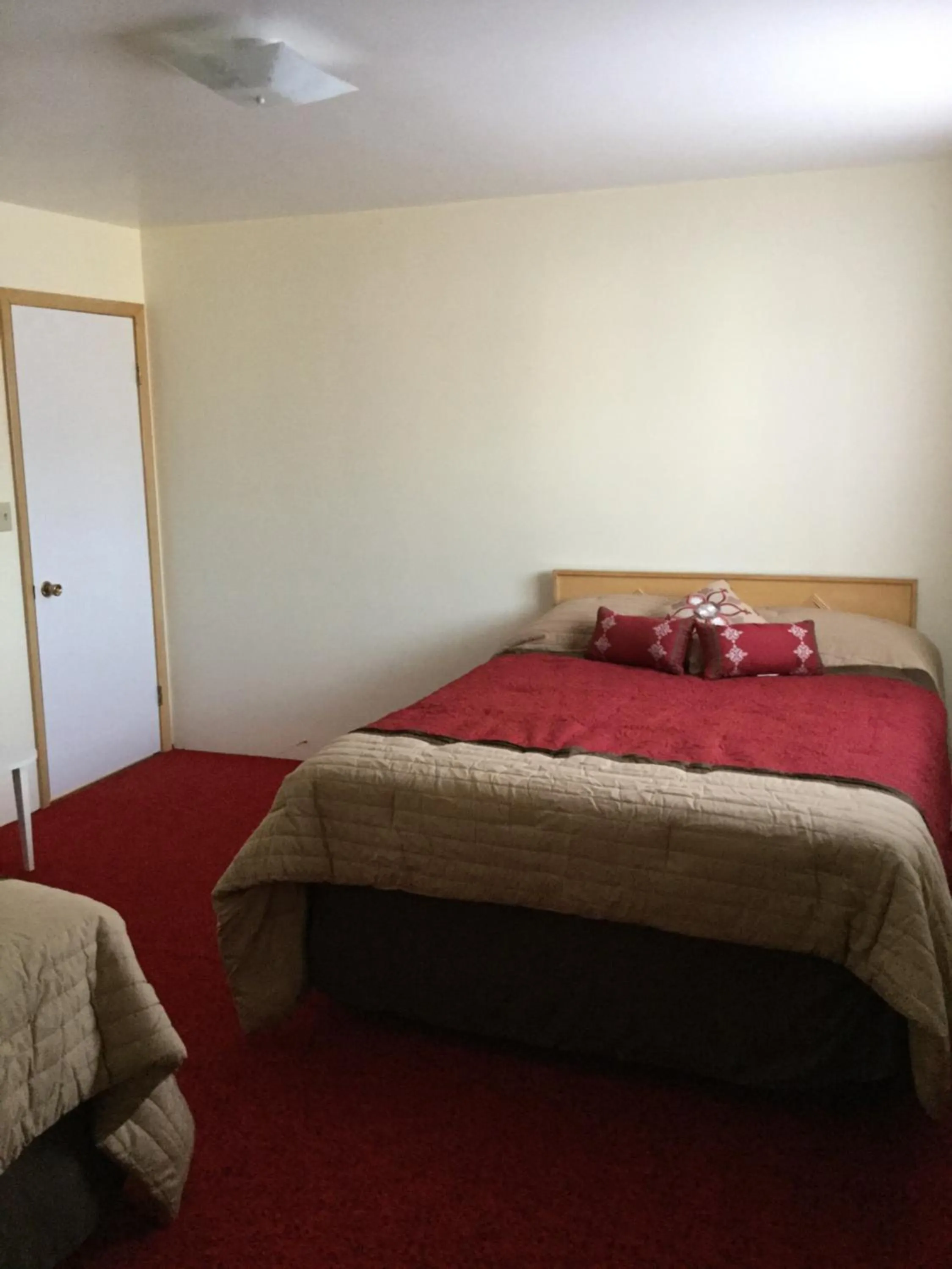 Bedroom in Cedars Motel