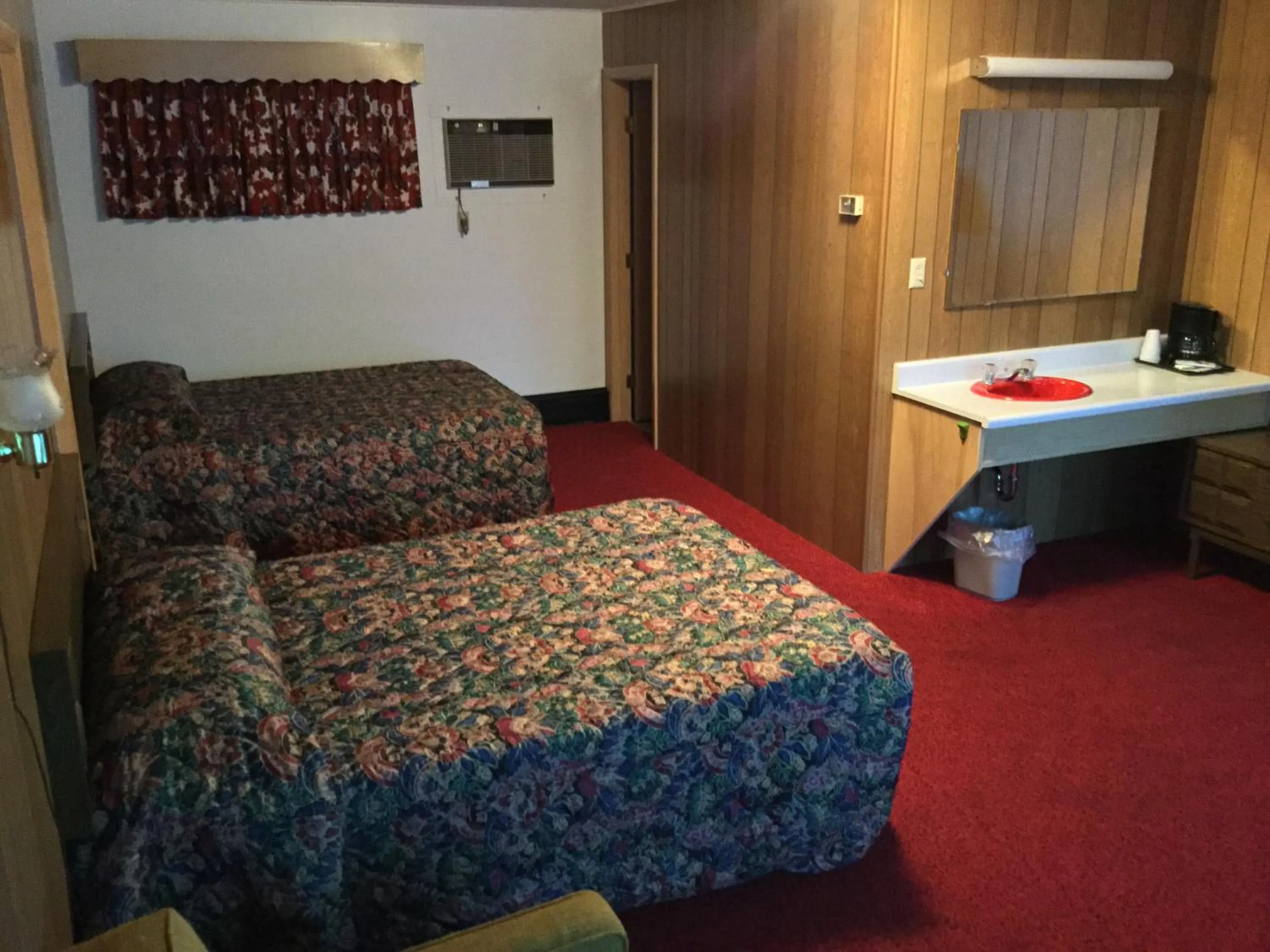 Photo of the whole room in Cedars Motel