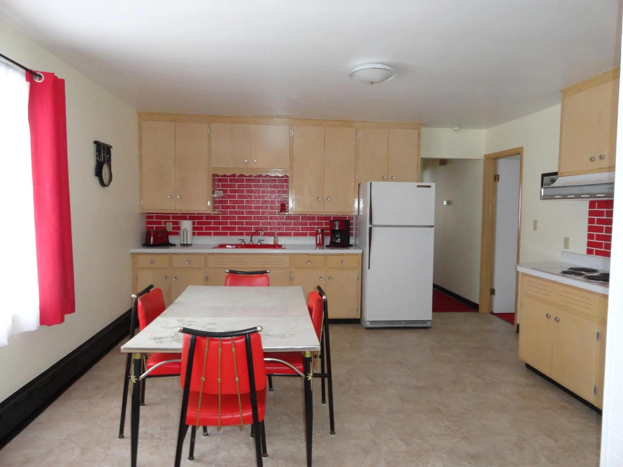 Kitchen or kitchenette in Cedars Motel