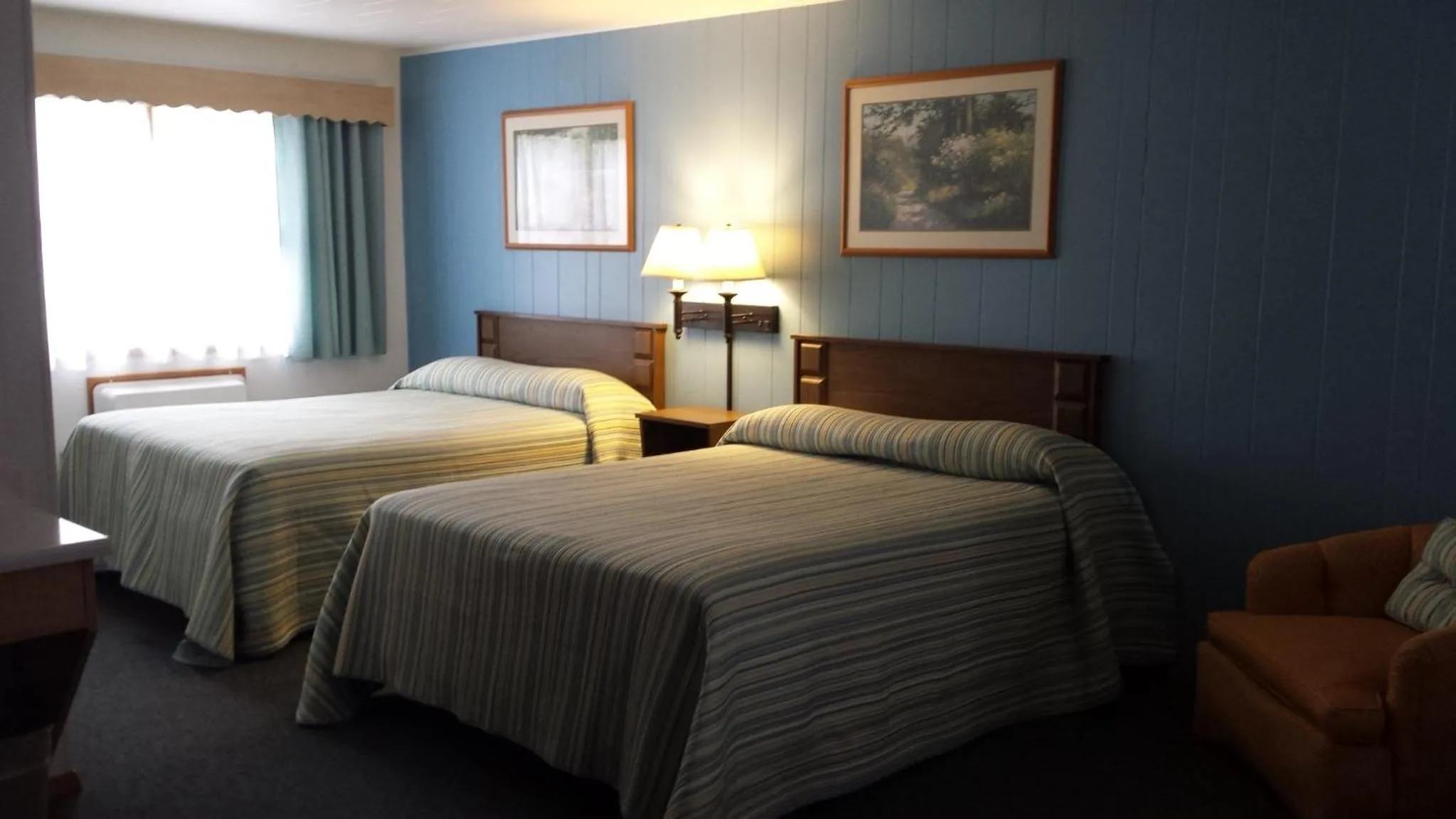 Photo of the whole room in Cedars Motel