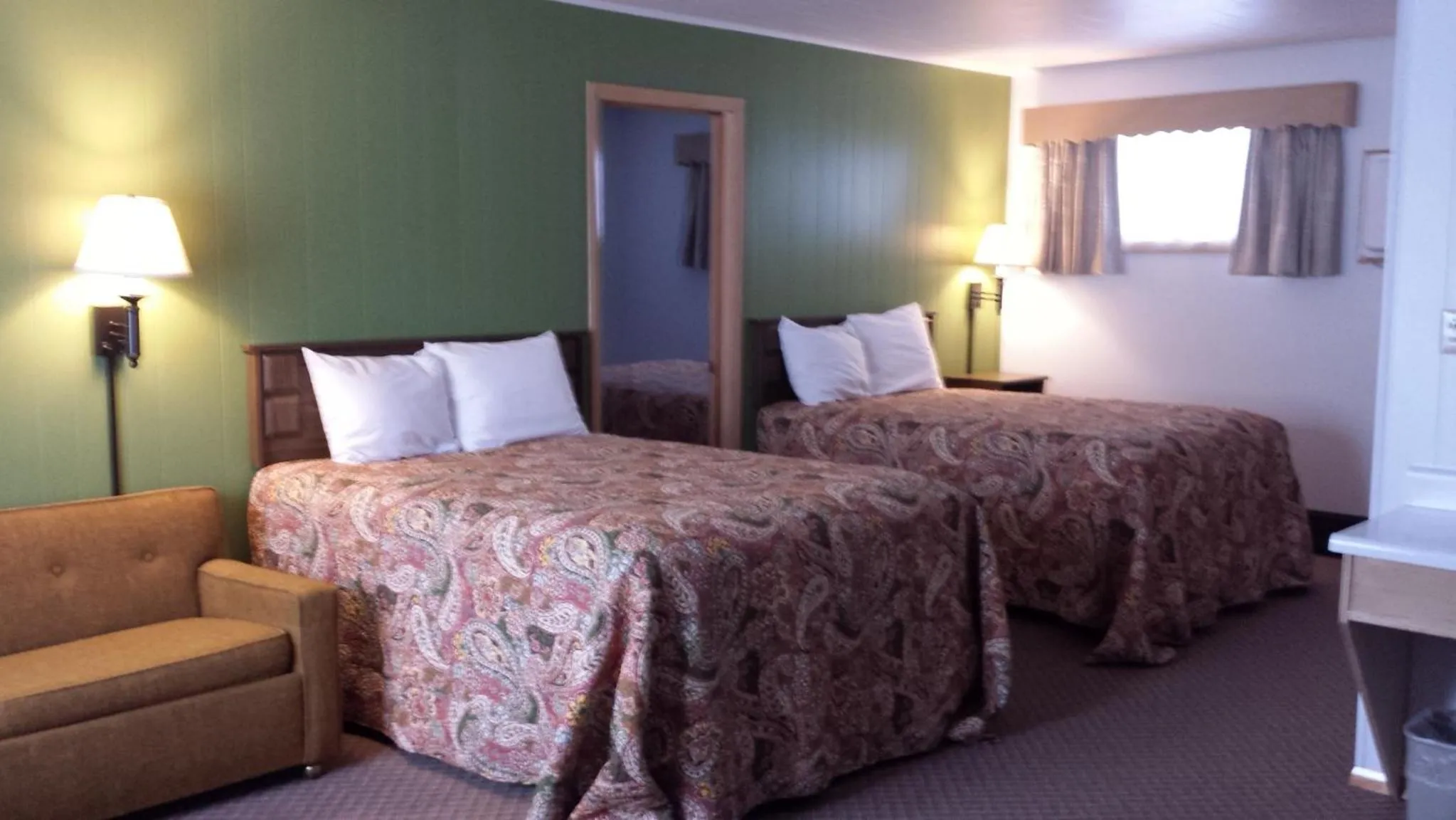 Photo of the whole room in Cedars Motel