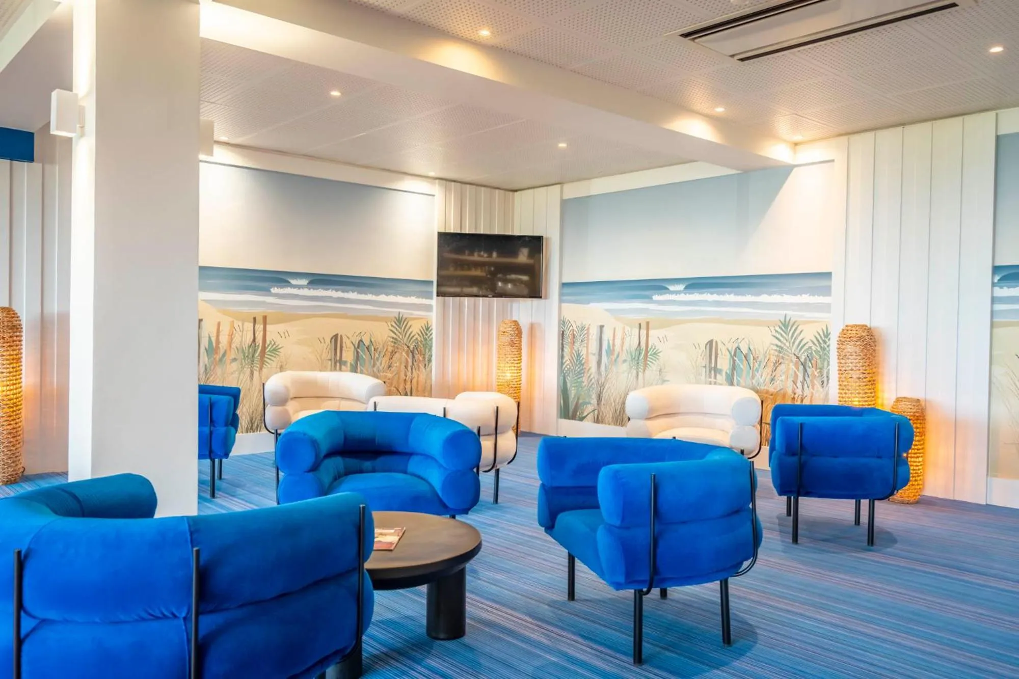 Communal lounge/ TV room in ibis Styles Biarritz Plage