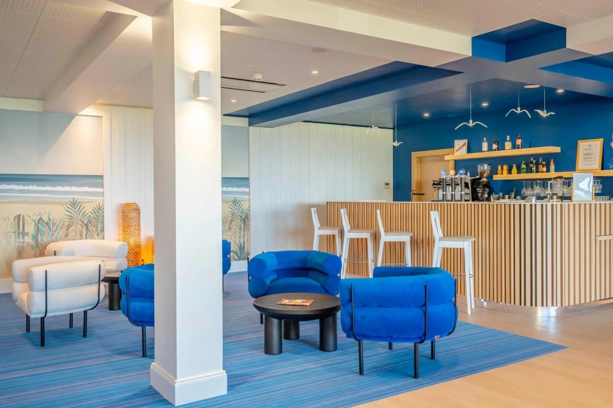 Lounge or bar in ibis Styles Biarritz Plage