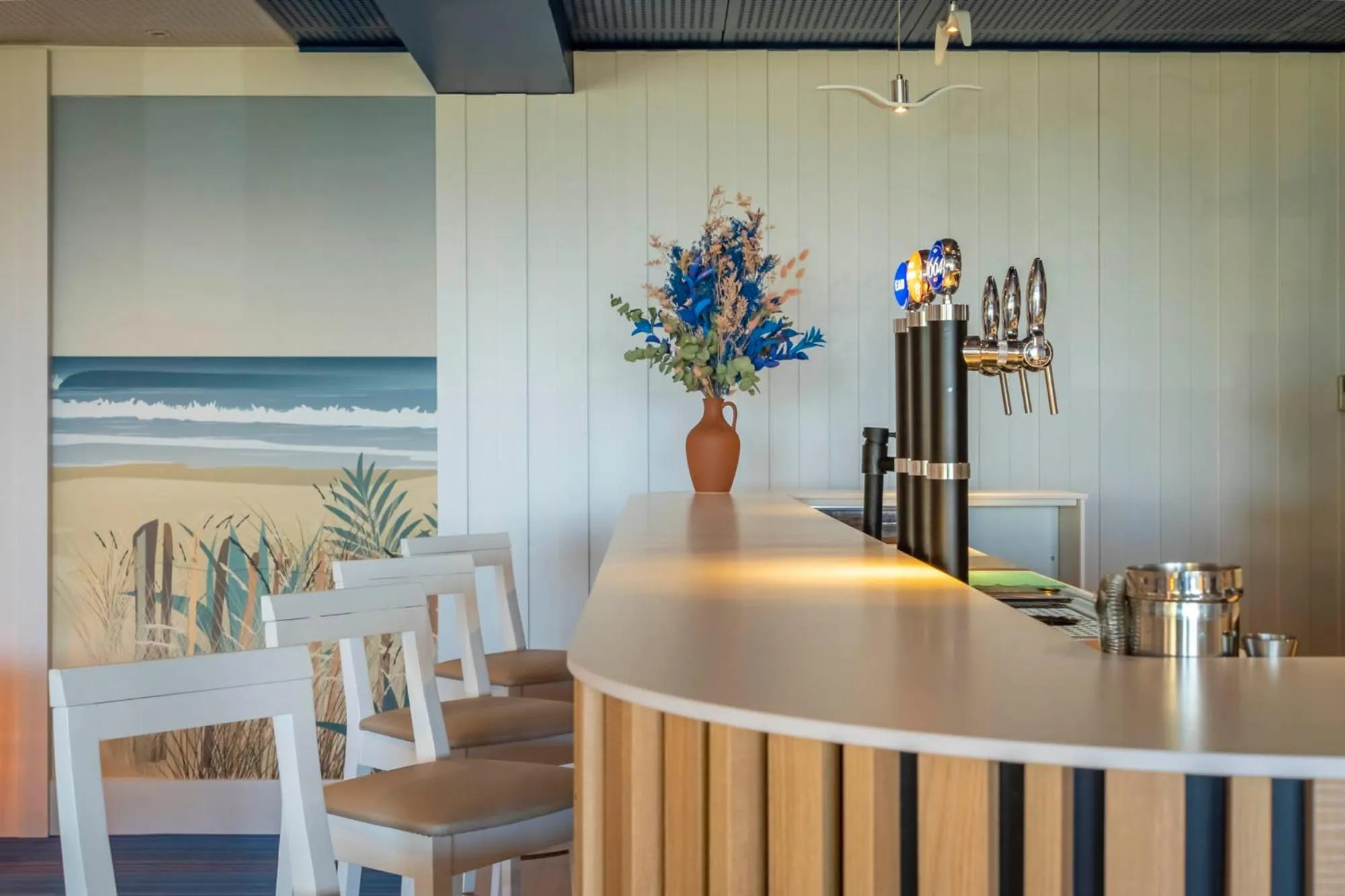 Lounge or bar in ibis Styles Biarritz Plage