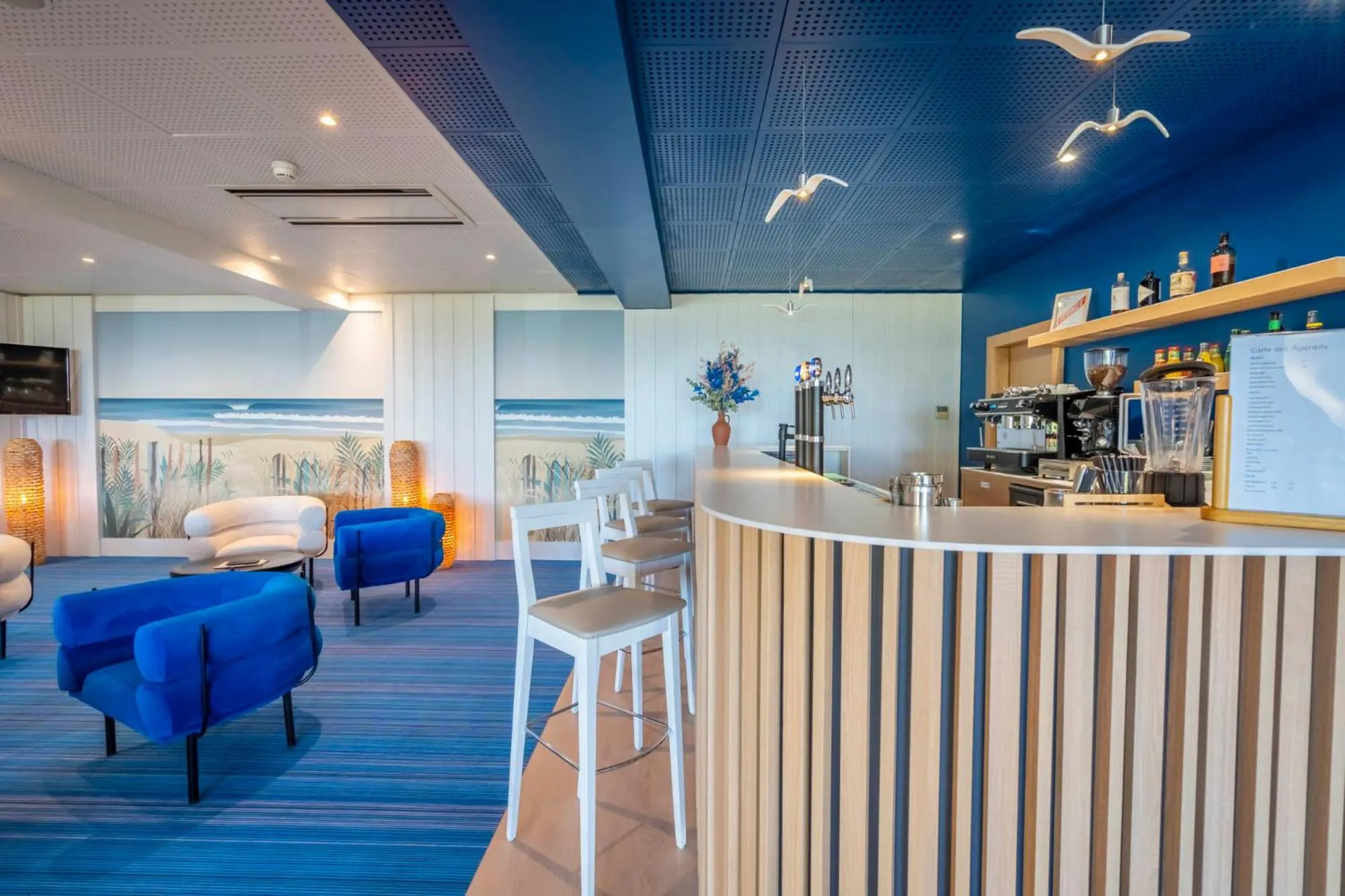 Lounge or bar in ibis Styles Biarritz Plage