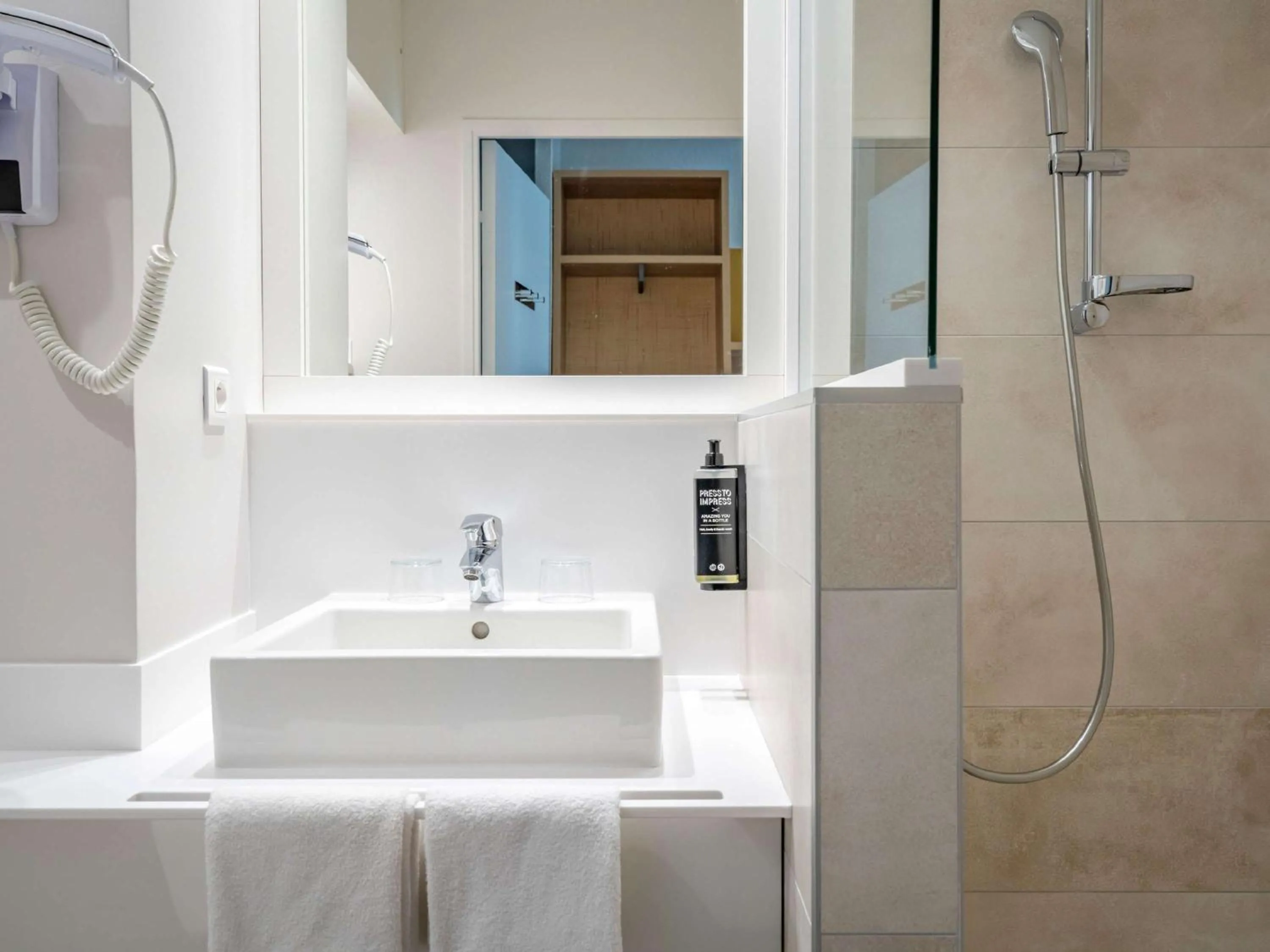 Bathroom in Hôtel Le Biarritz