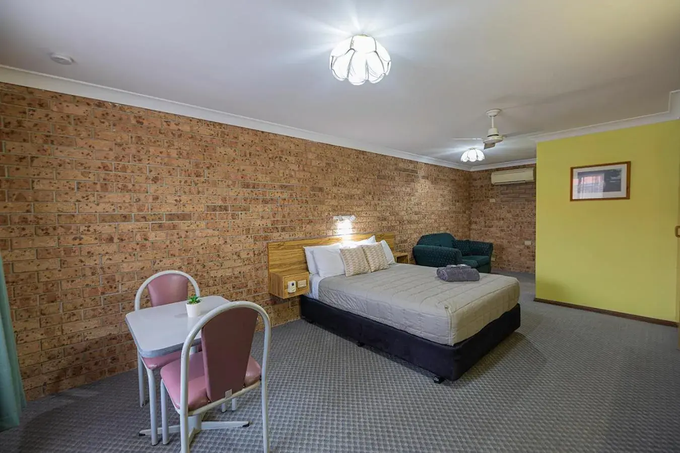 Deluxe Queen Room - single occupancy in Alyn Motel Deluxe Queen Room - single occupancy in Alyn Motel