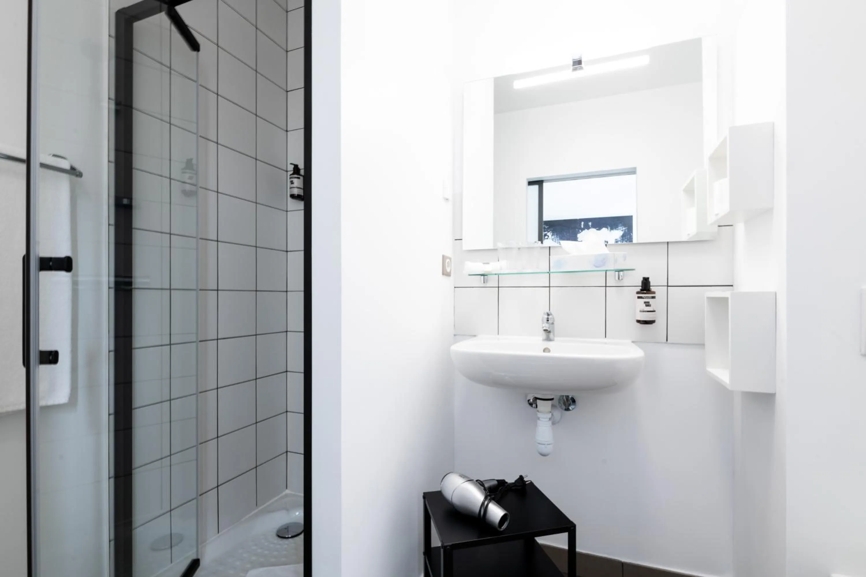 Shower, Bathroom in Hotel Txutxu-Mutxu