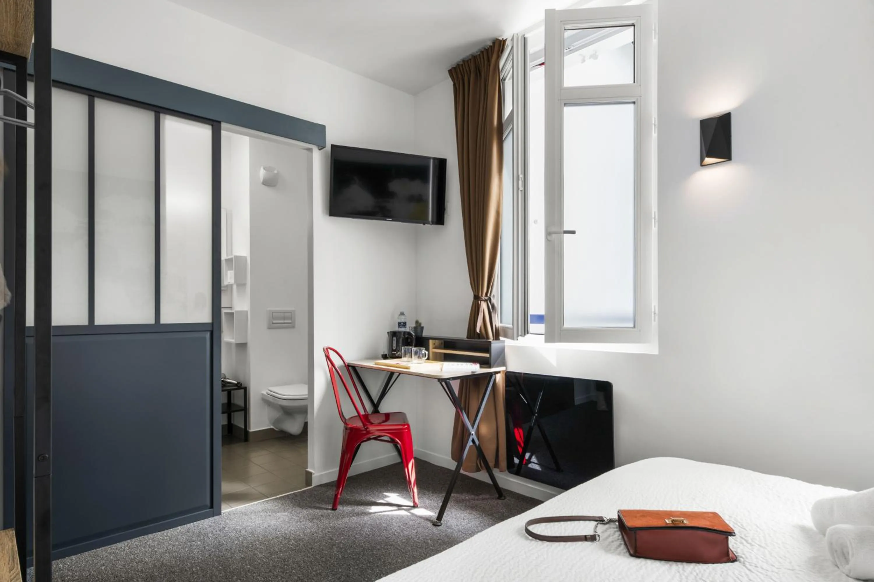 Bed, TV/Entertainment Center in Hotel Txutxu-Mutxu