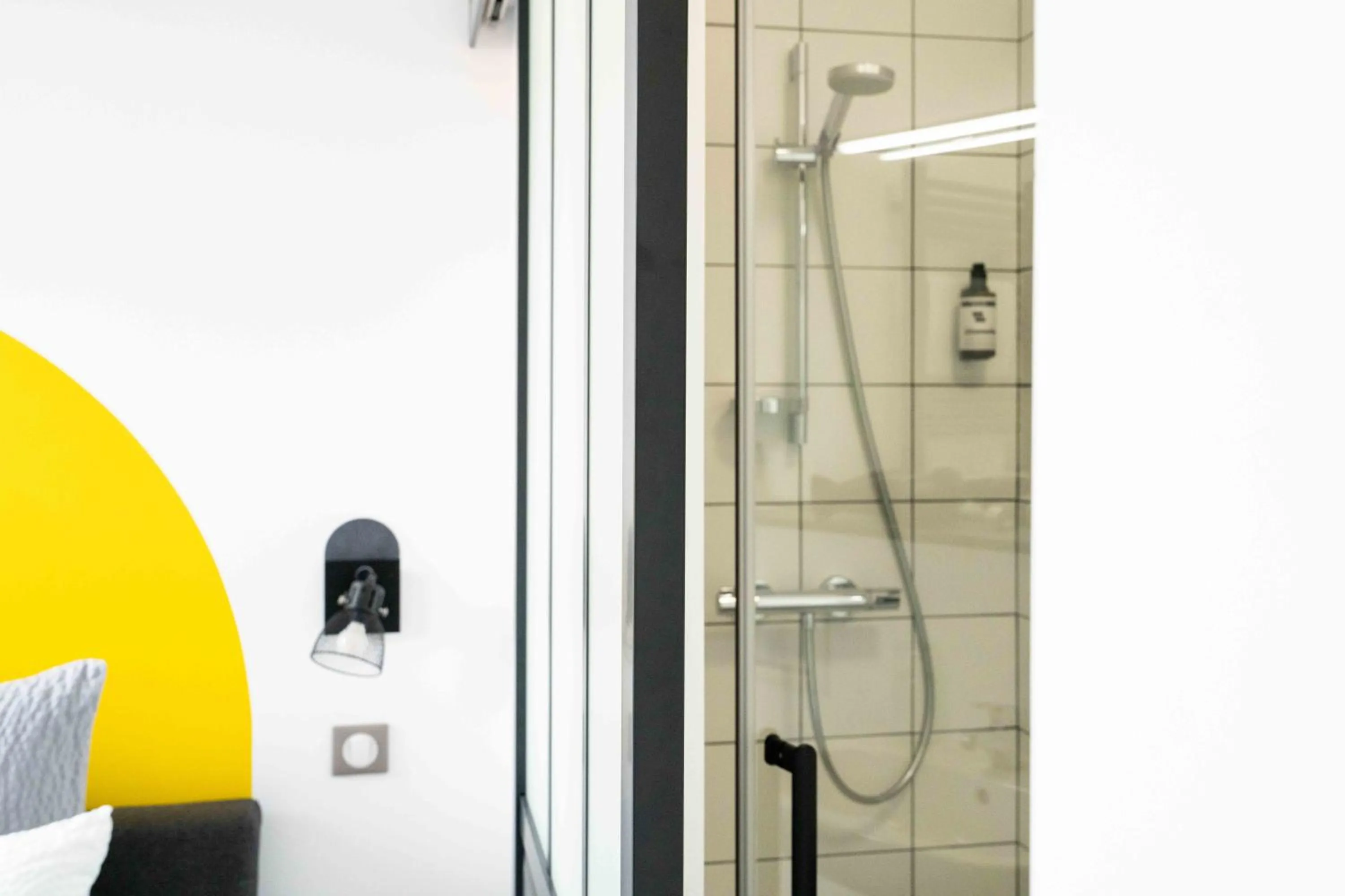 Shower, Bathroom in Hotel Txutxu-Mutxu