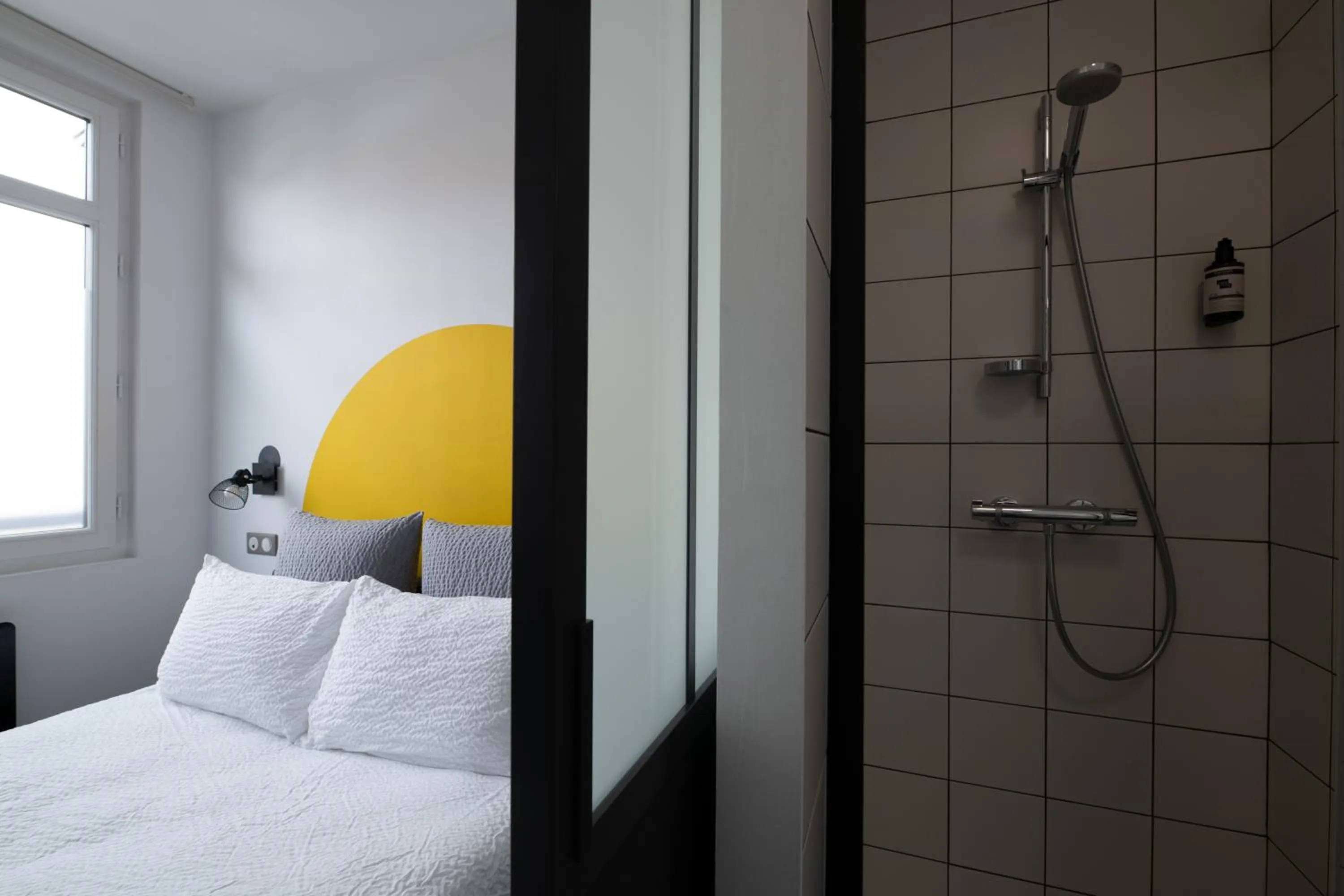 Shower, Bed in Hotel Txutxu-Mutxu