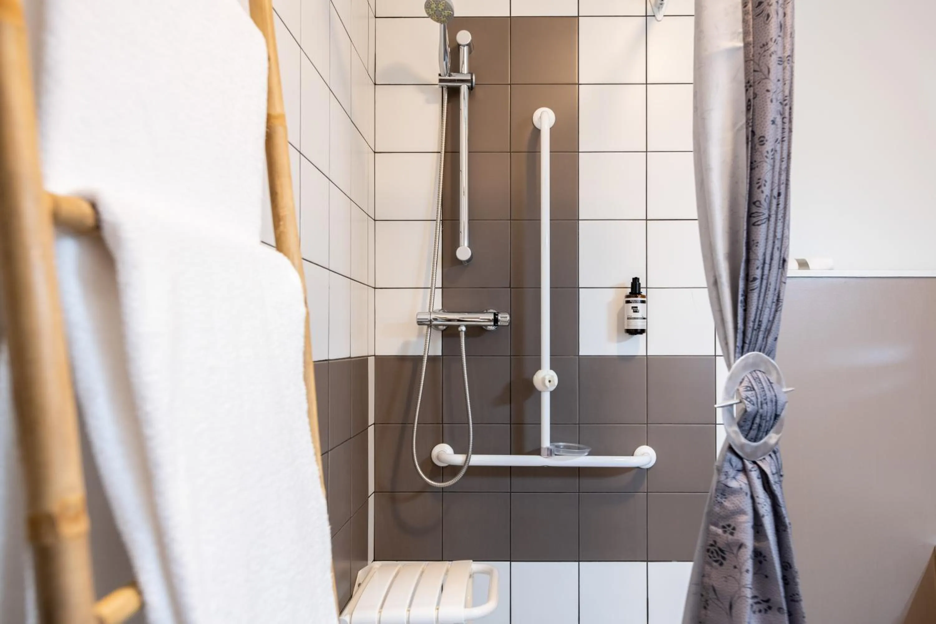 Shower, Bathroom in Hotel Txutxu-Mutxu