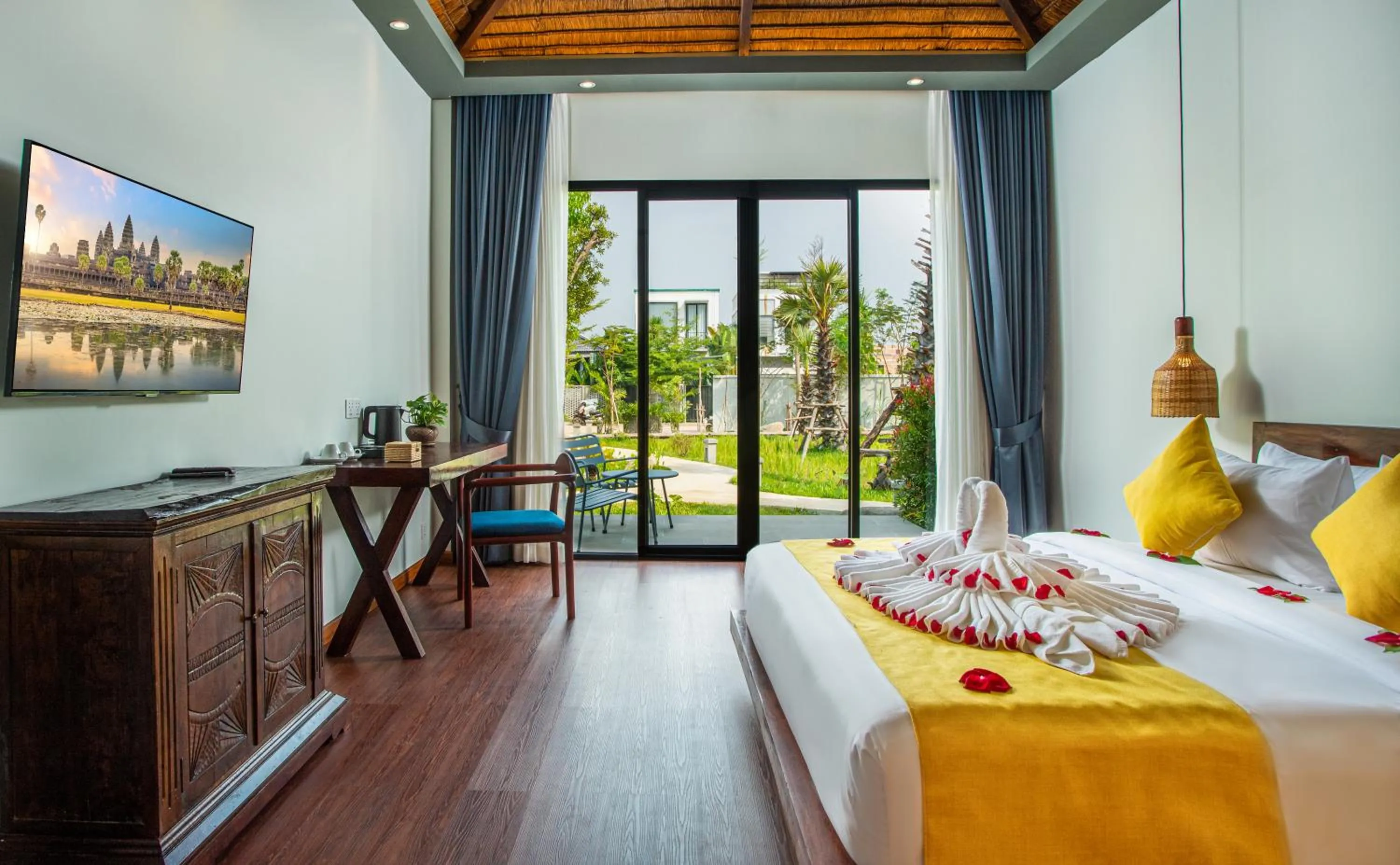 Bathroom, Bed in Le Chanthou Boutique