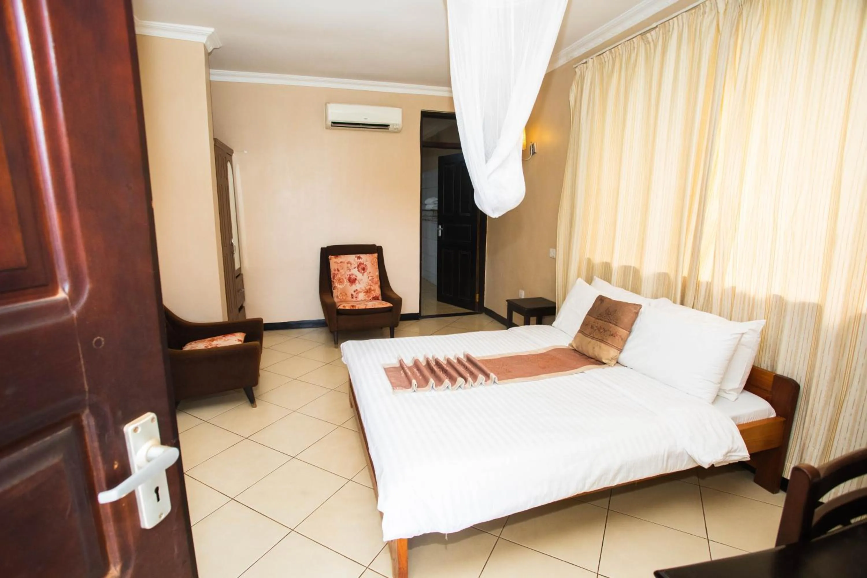 Bed in Keys Hotel Mbokomu Branch