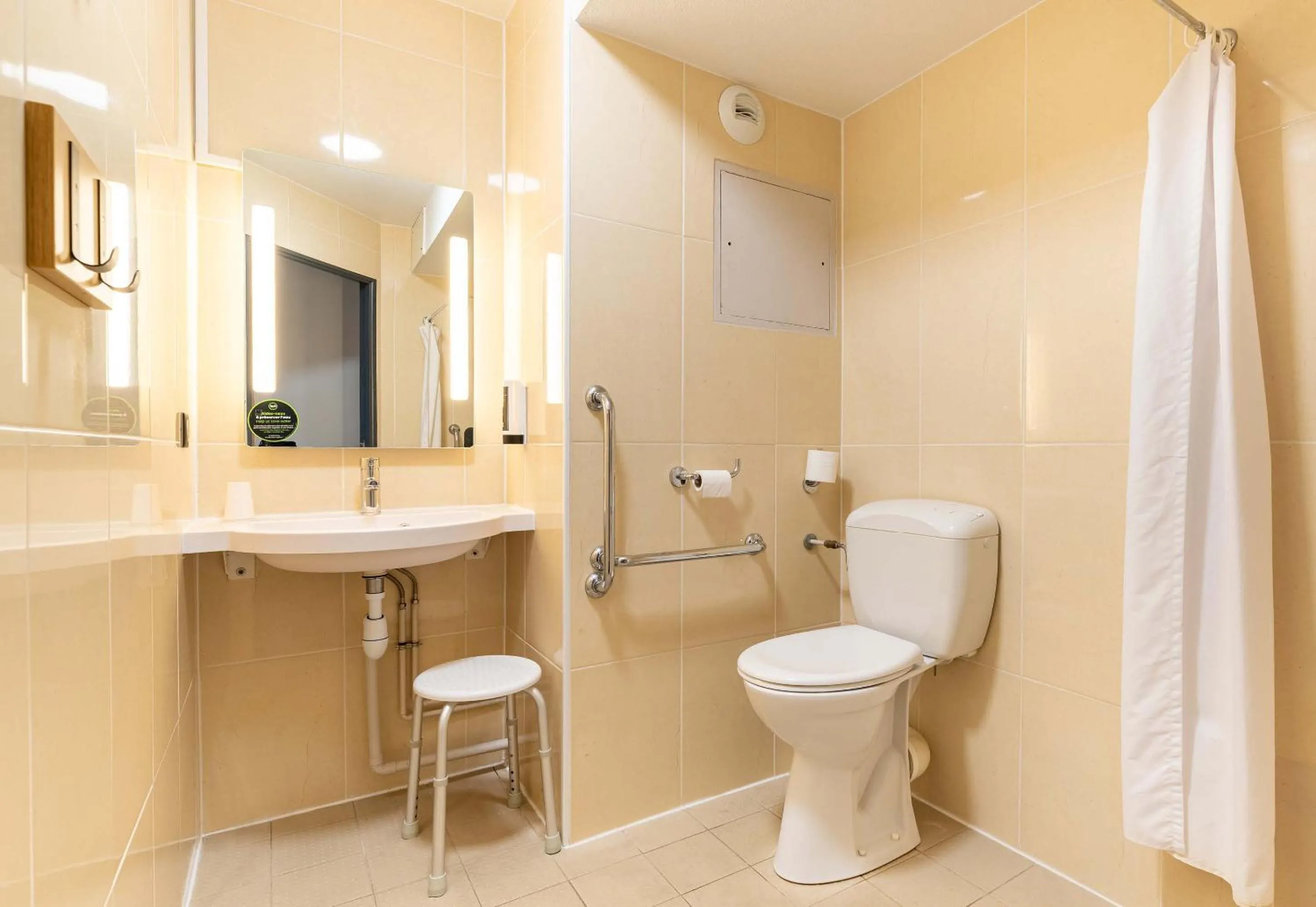 Bathroom in B&B HOTEL Nantes Atlantis Le Zenith