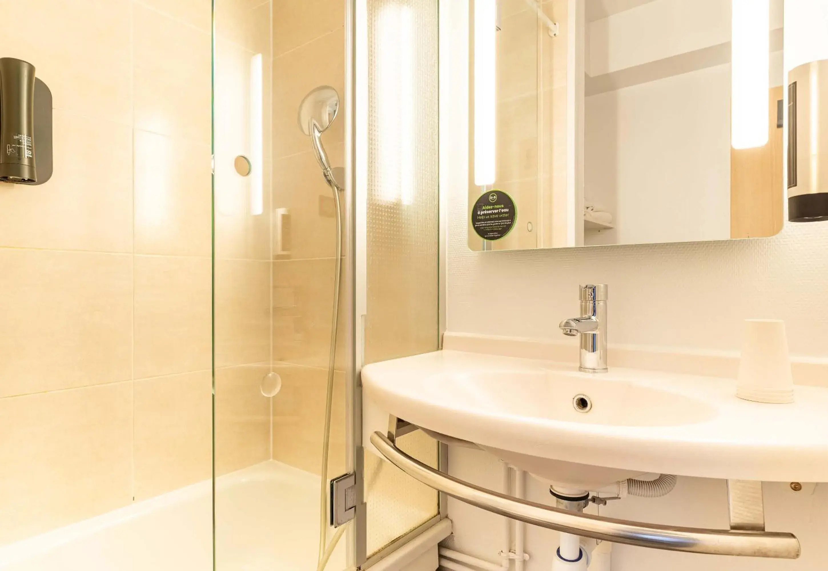 Double Room - Disability Access in B&B HOTEL Nantes Atlantis Le Zenith Double Room - Disability Access in B&B HOTEL Nantes Atlantis Le Zenith