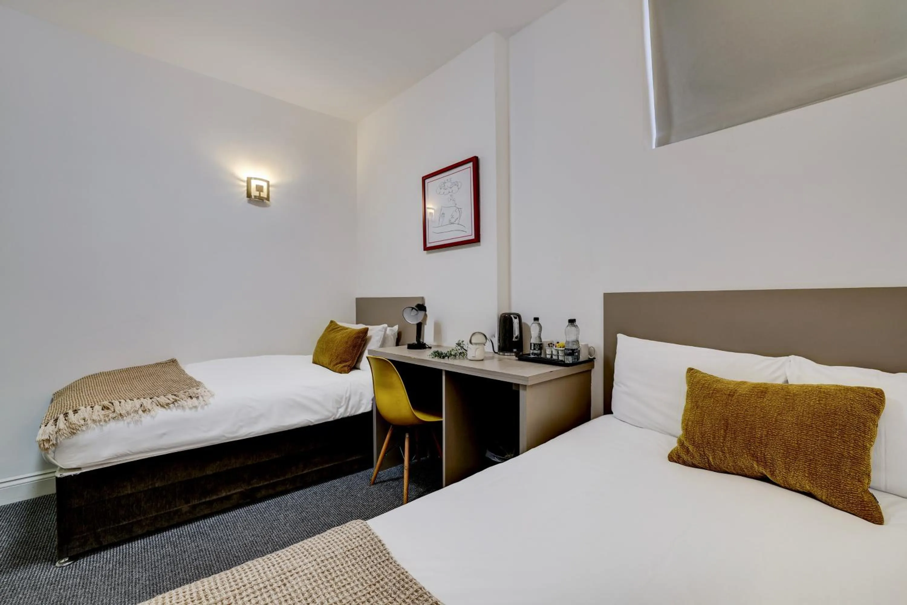 Bedroom, Bed in Belvilla Ilford Hill Hotel London