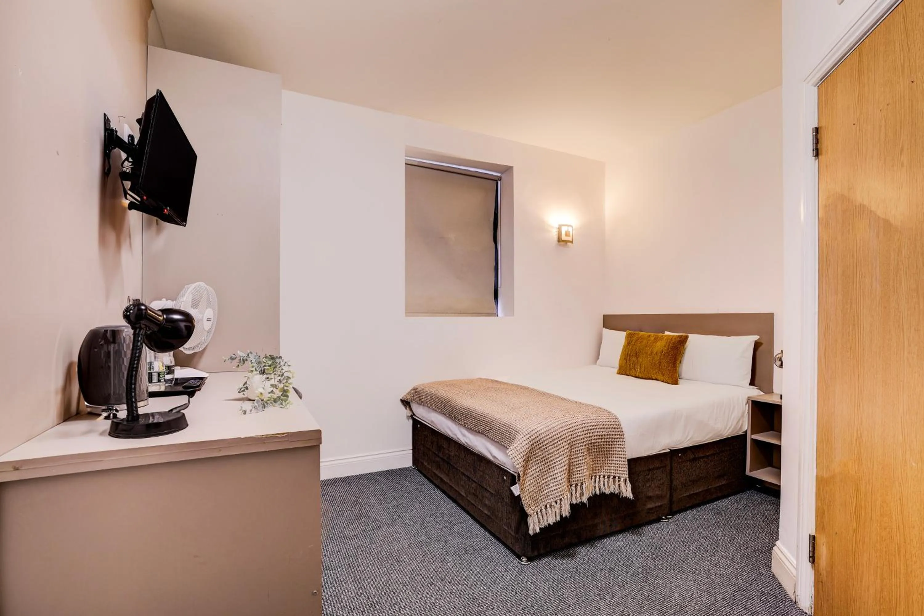Bedroom, Bed in Belvilla Ilford Hill Hotel London