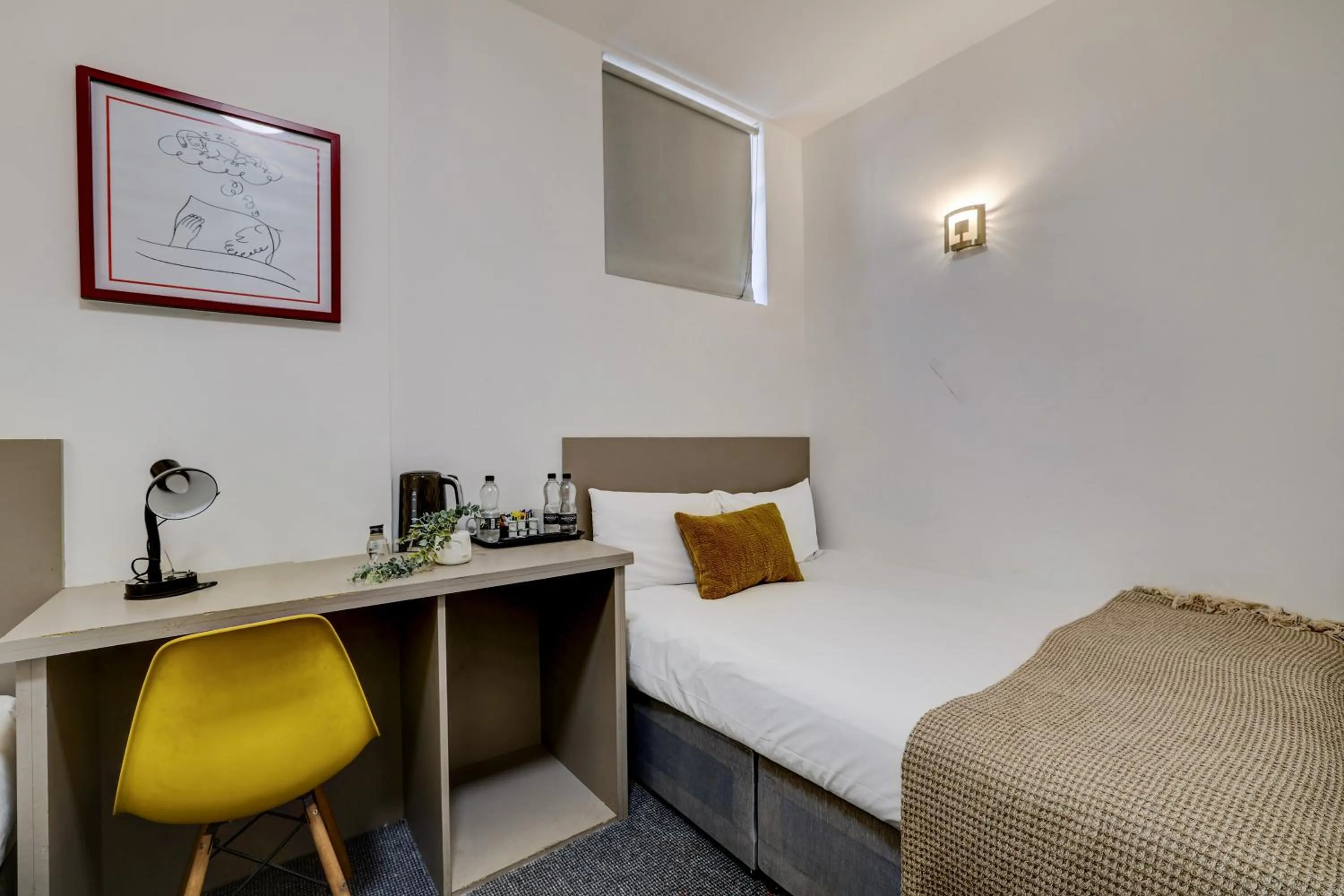 Bedroom, Bed in Belvilla Ilford Hill Hotel London